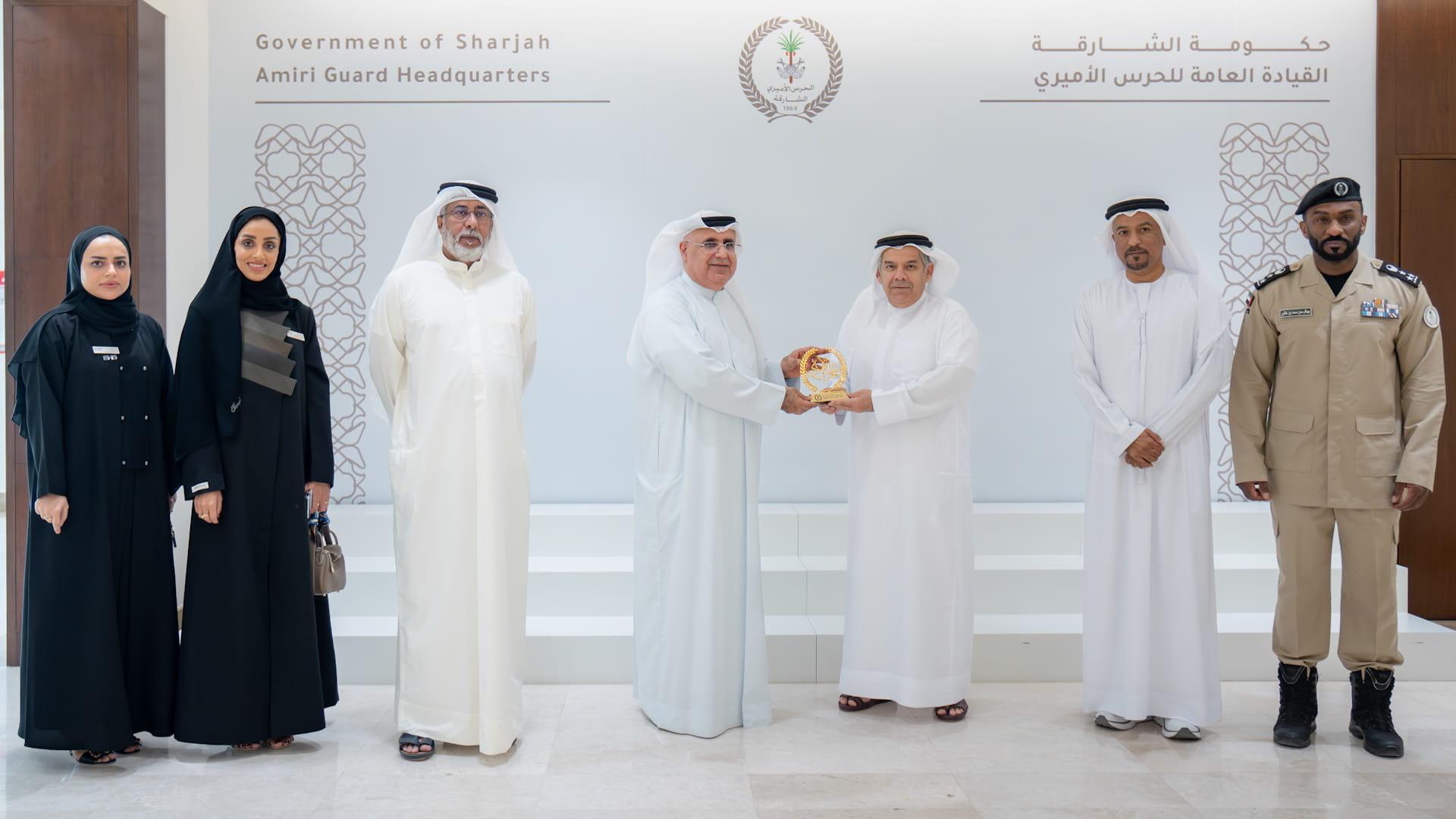 صورة بعنوان: القائد العام للحرس الأميري يستقبل وفداً من مستشفى القاسمي بالشارقة 