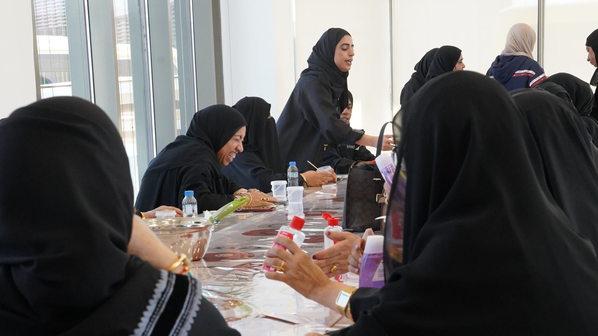 "اجتماعية الشارقة" ترفه عن كبار السن بمعسكر "كشته" الشتوي 