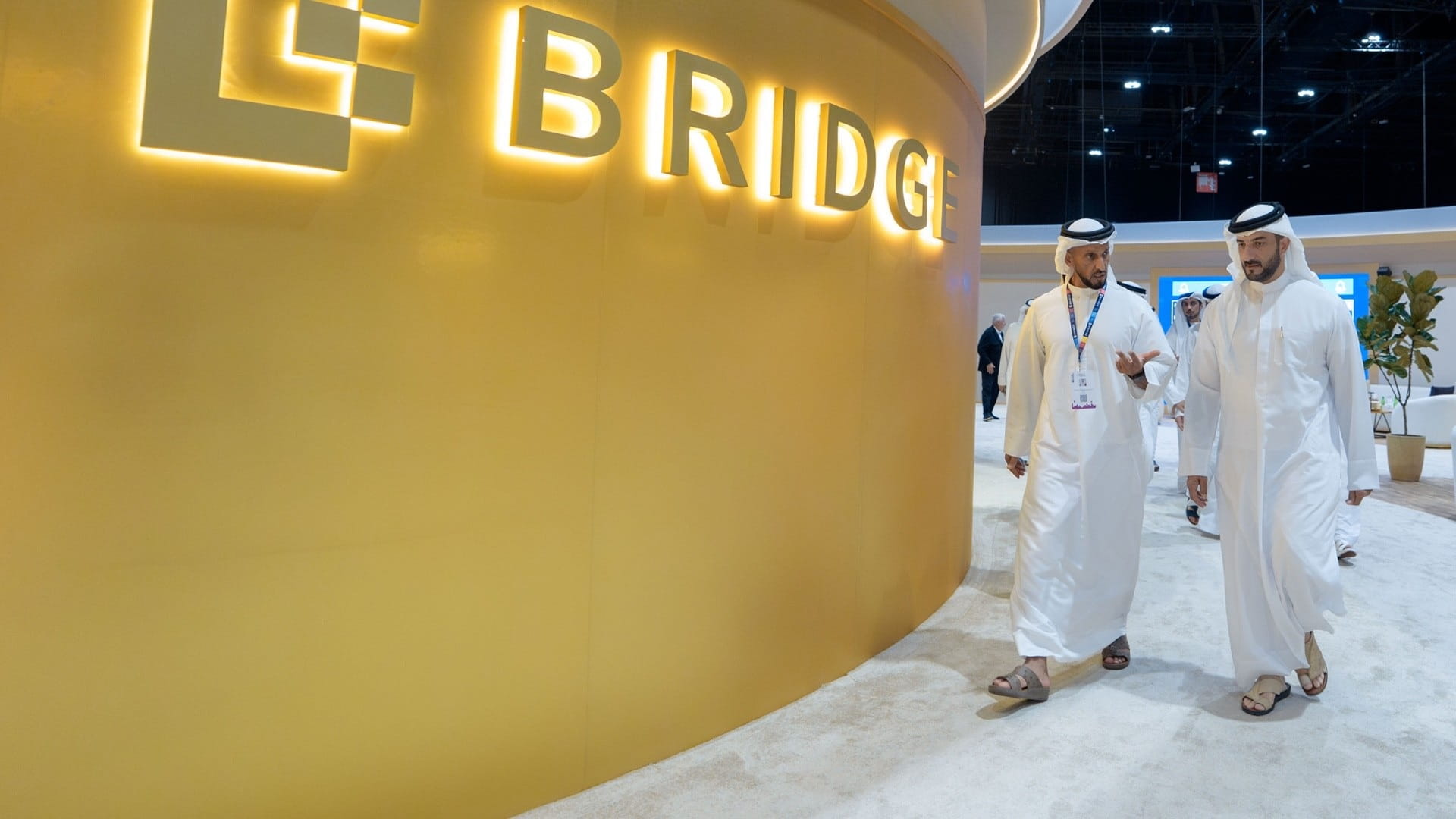 Sultan bin Ahmed visits “Bridge 2025” Summit in Abu Dhabi