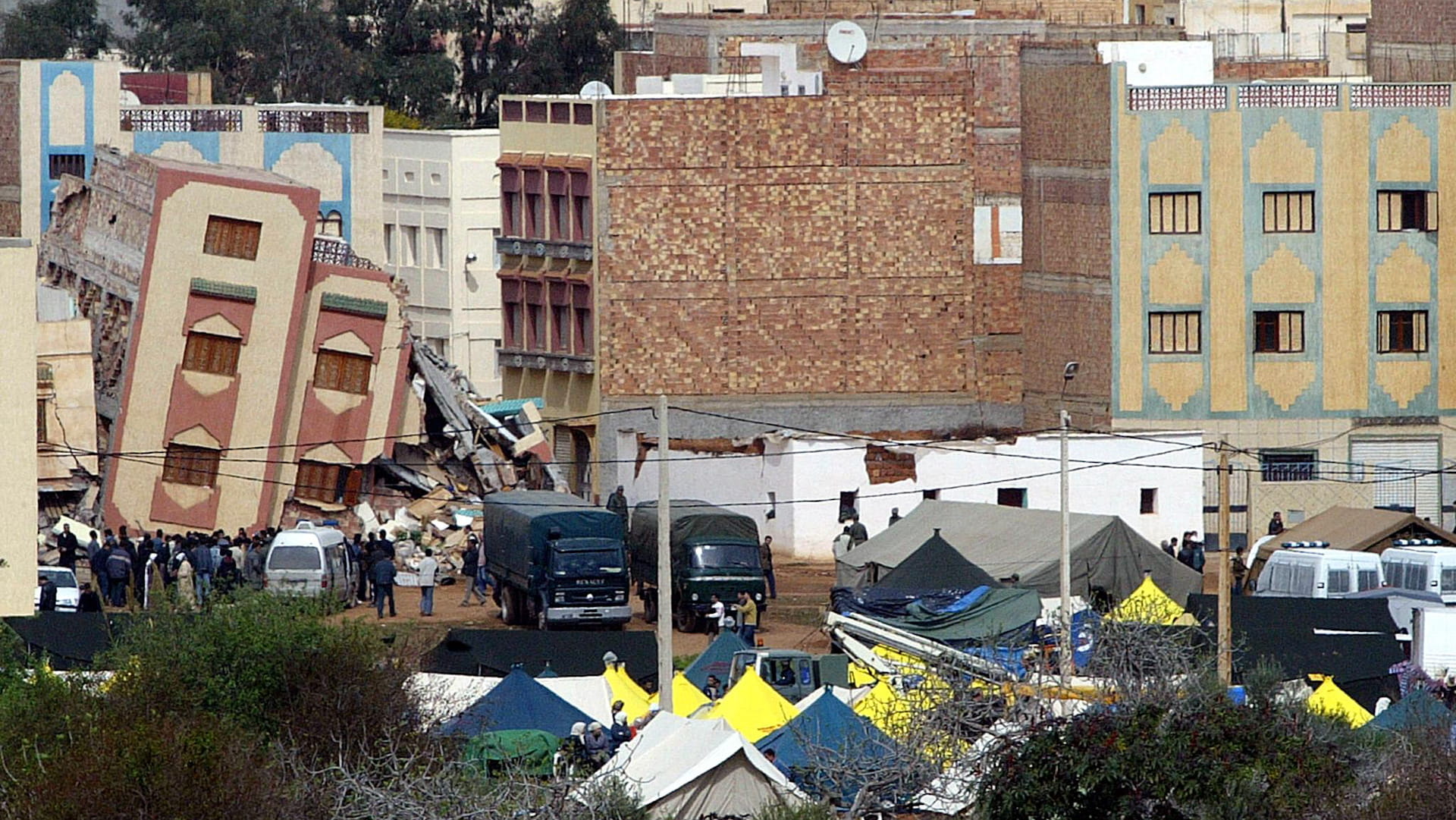  وفاة 19 بعد انهيار بنايتين متجاورتين في مدينة فاس بالمغرب 