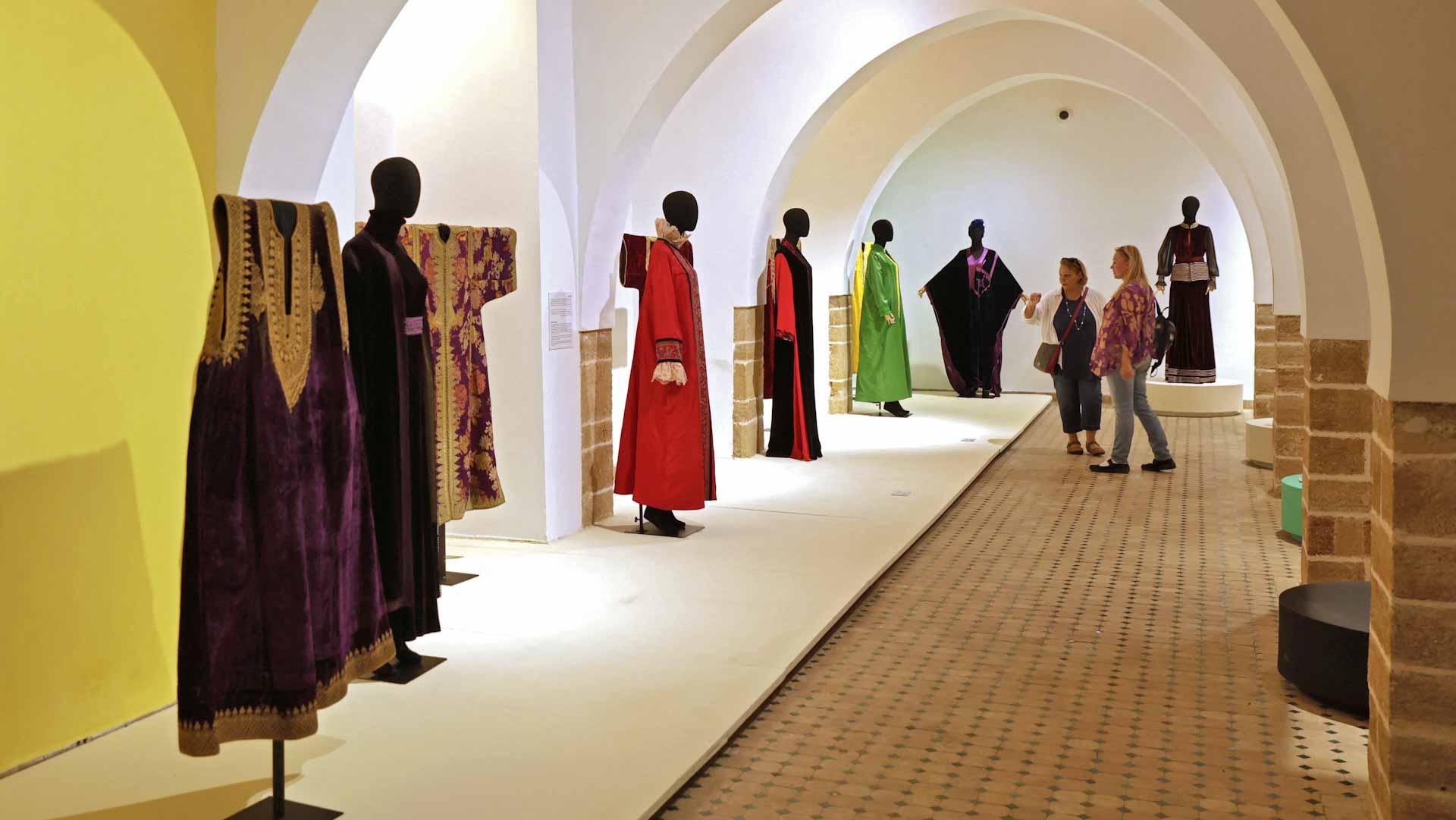 القفطان المغربي يدخل قائمة التراث وسط احتفاء واسع بالمغرب