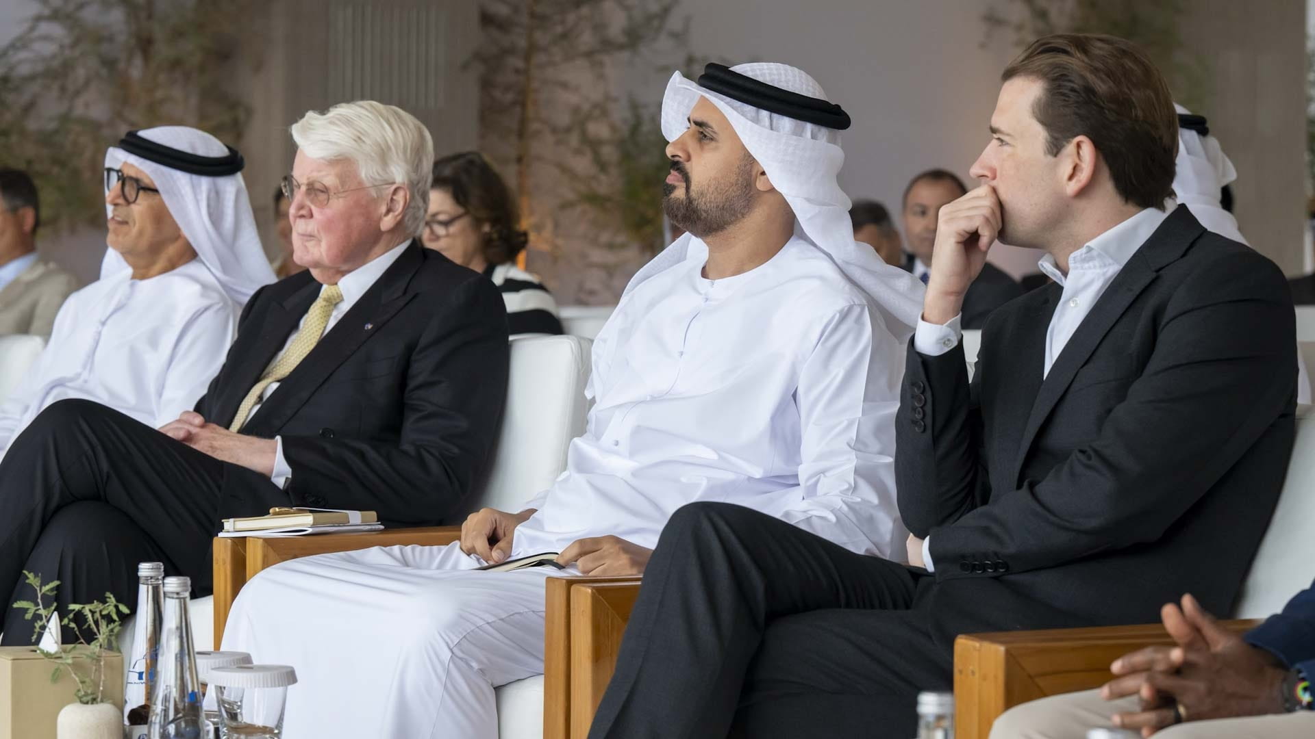 ذياب بن محمد يحضر الحوار الدولي للتنمية العالمية في أبوظبي 