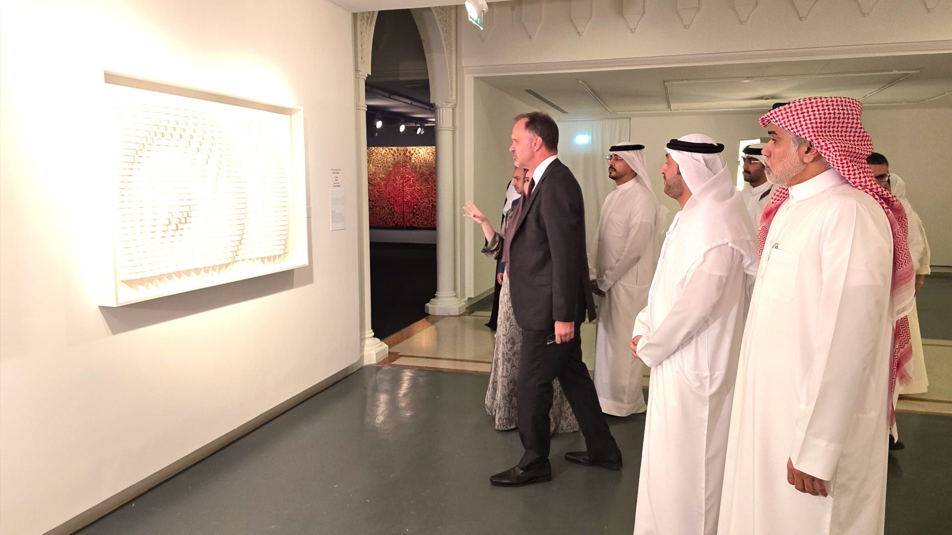 القنصل الأميركي يشيد بمهرجان الشارقة للفنون ودوره العالمي المتميز 