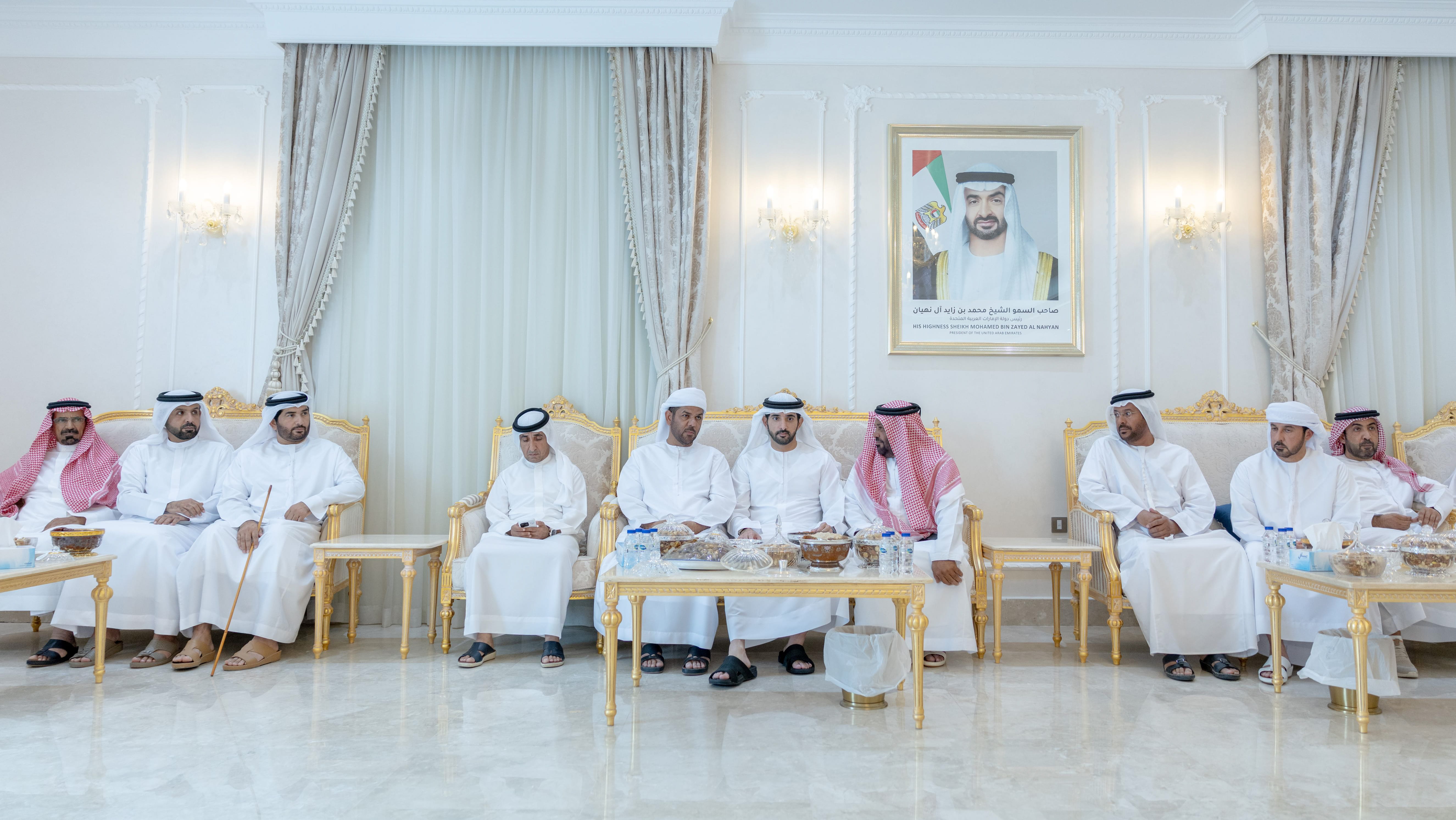 حمدان بن محمد يقدّم واجب العزاء في وفاة عتيق محمد المهيري بالعين 