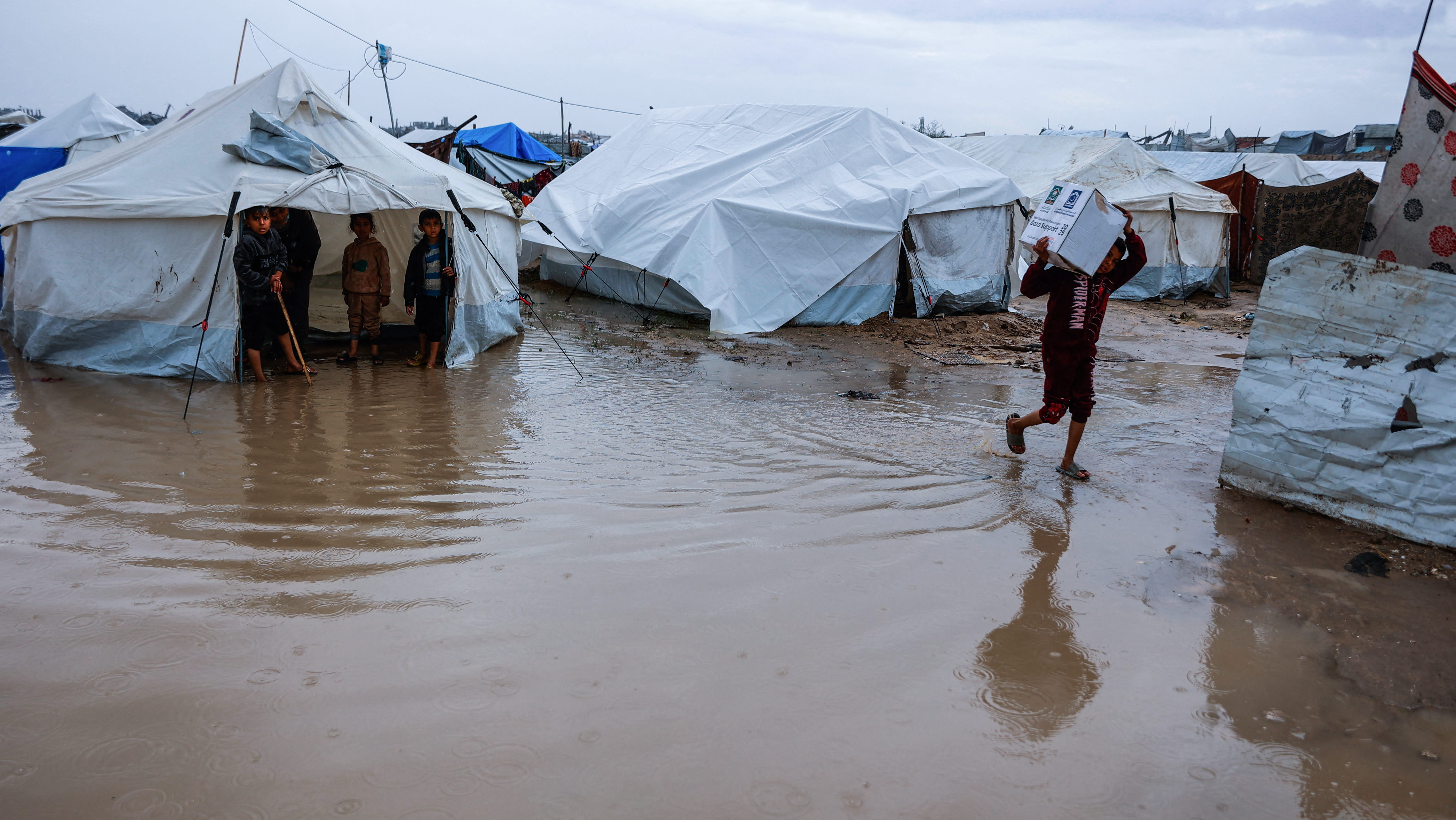 وفاة 13 فلسطينياً في غزة مع اجتياح عاصفة شتوية للقطاع  