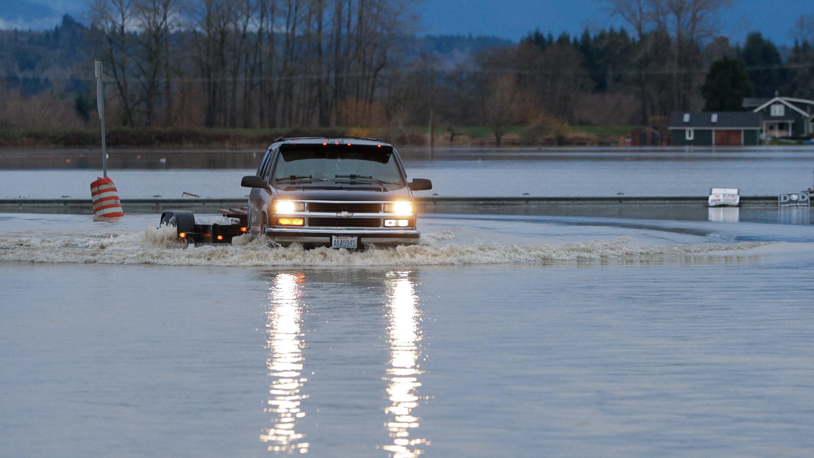 فيضانات تجتاح غرب الولايات المتحدة وكندا وتتسبب بإجلاء آلاف السكان