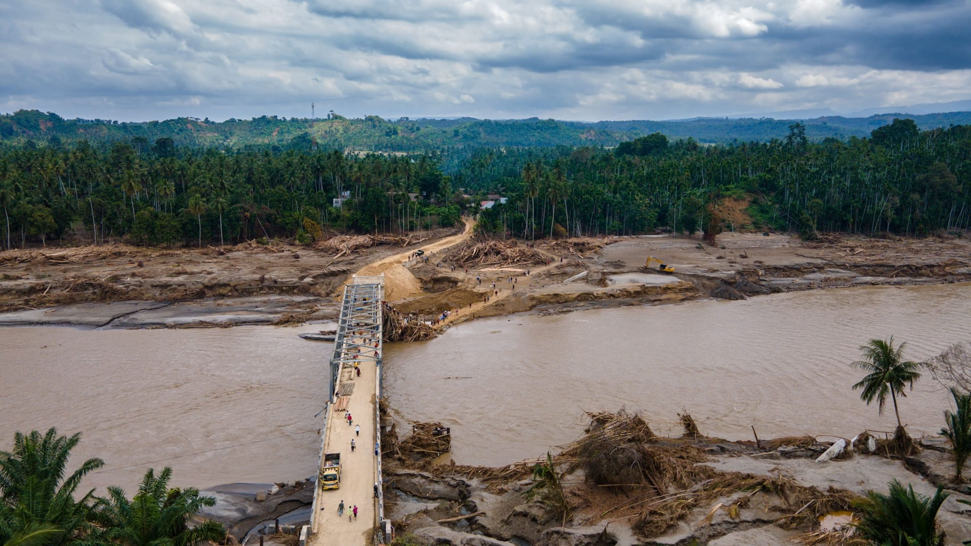 صورة بعنوان: حصيلة ضحايا فيضانات إندونيسيا تصل إلى 1003 وملايين المتضررين 