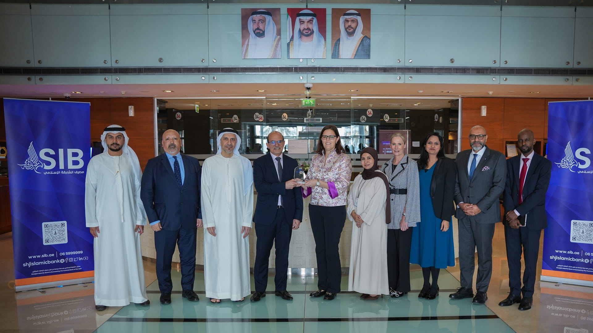 صورة بعنوان: مصرف الشارقة الإسلامي يتلقى جائزة التميز في العمليات المصرفية 