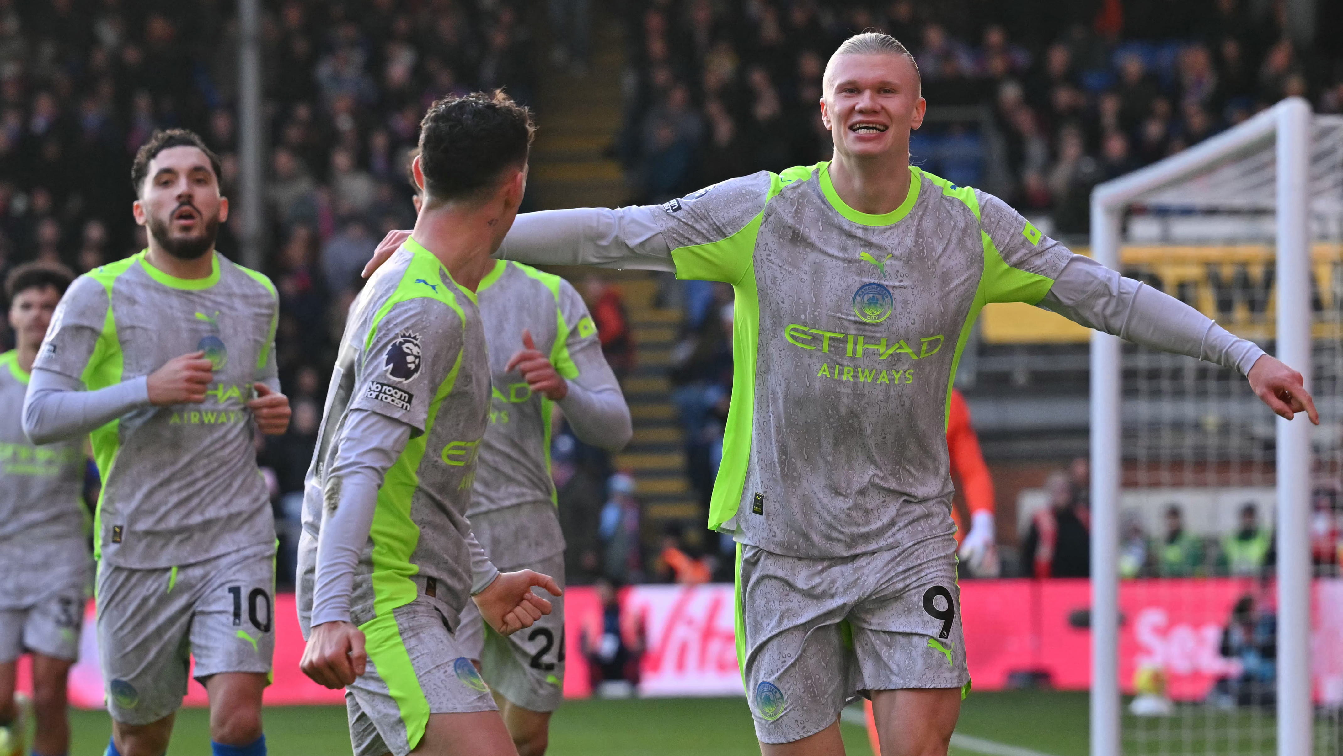 سيتي يضغط على متصدر الدوري الإنجليزي بفوز ساحق على كريستال بالاس