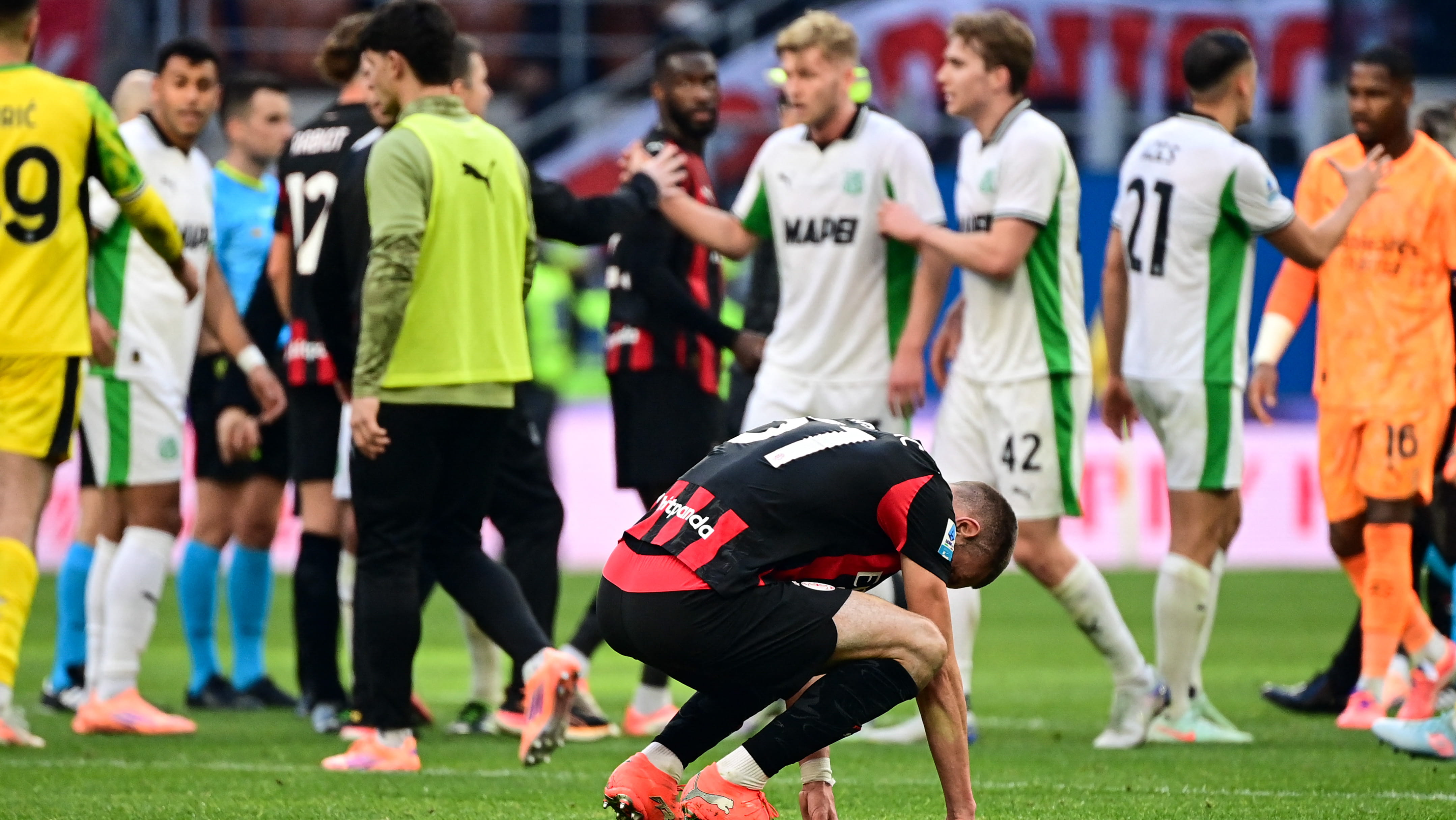 ميلان يتعثر أمام ساسولو في الدوري الإيطالي