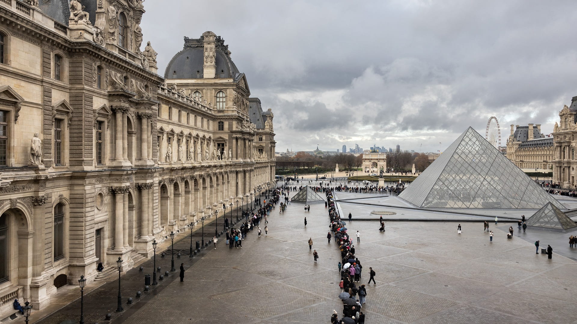 Louvre unions announce rolling strike over overcrowding