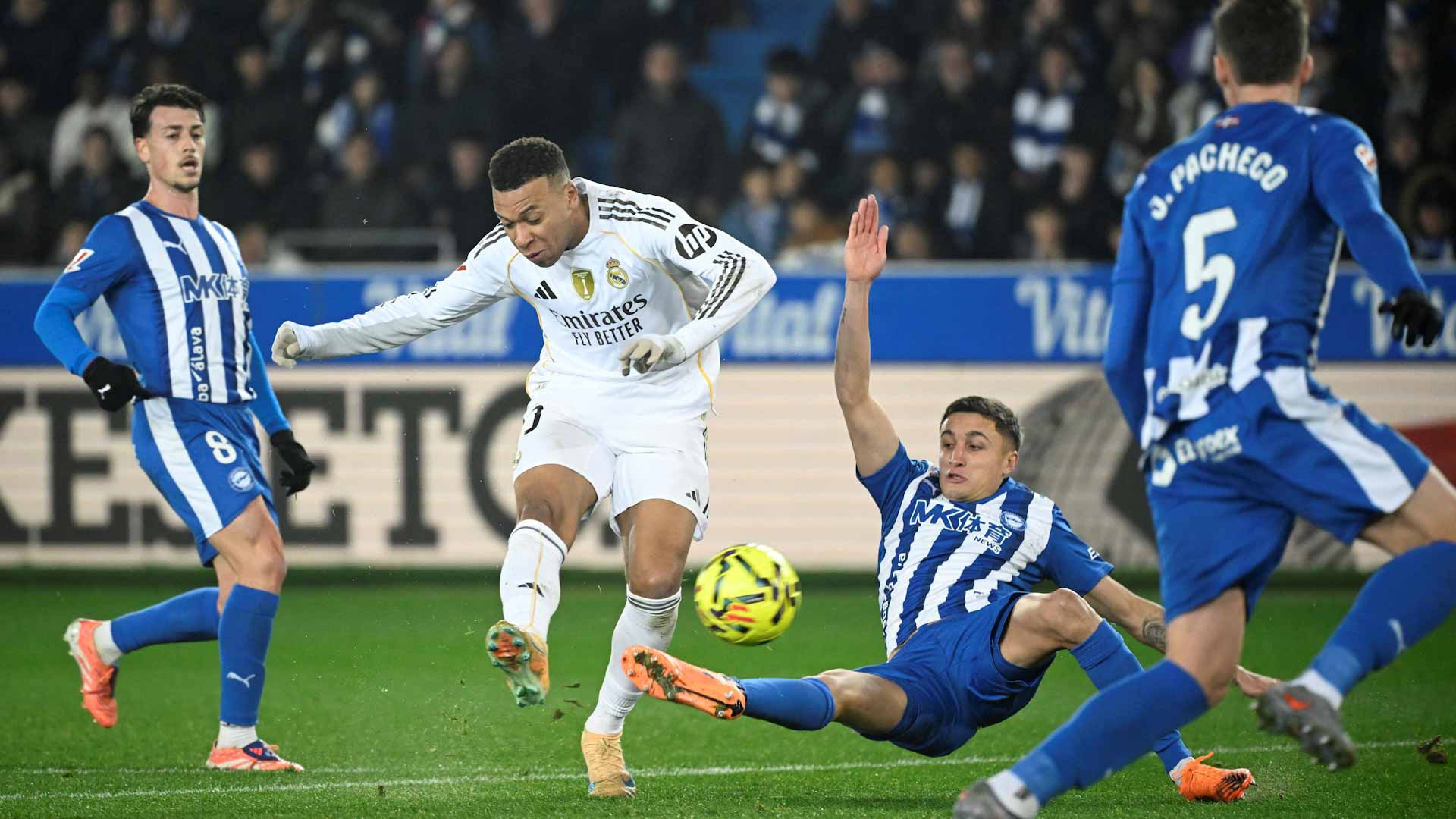 ريال مدريد يقلص الفارق مع المتصدر برشلونة في الدوري الإسباني  