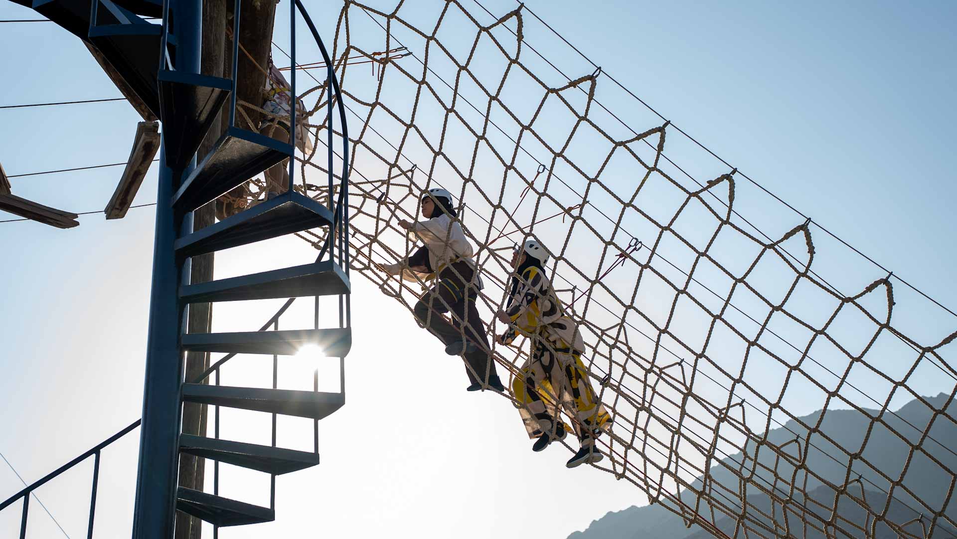 فتيات سجايا يكتشفن روح التحدي والقيادة في مخيم المغامرات