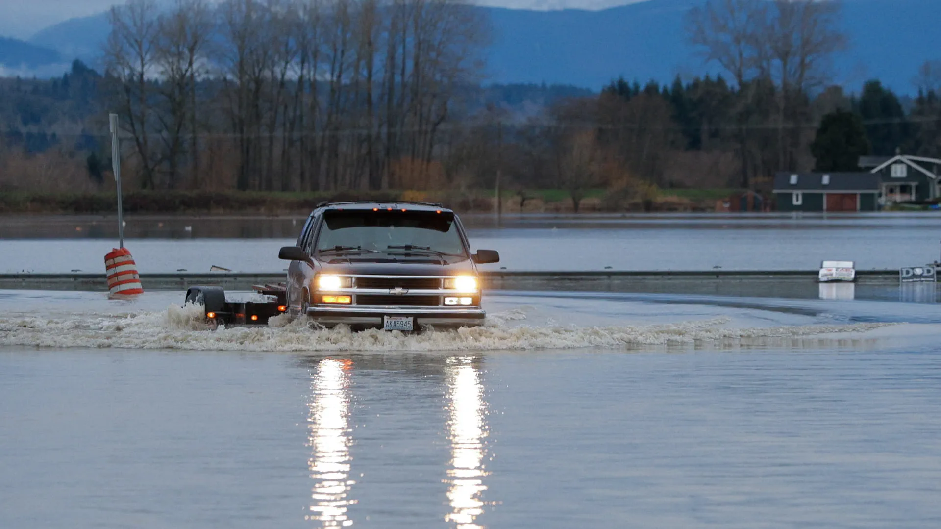 Levee breach near Seattle triggers evacuations amid heavy rains 