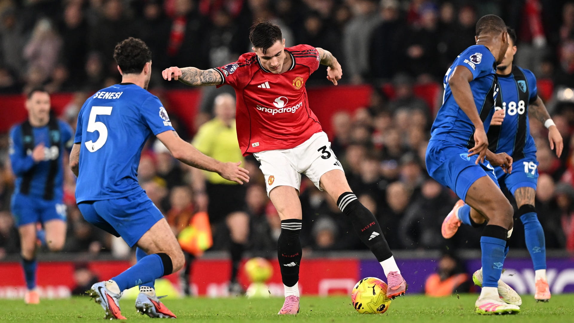 Manchester United drops points in Premier League