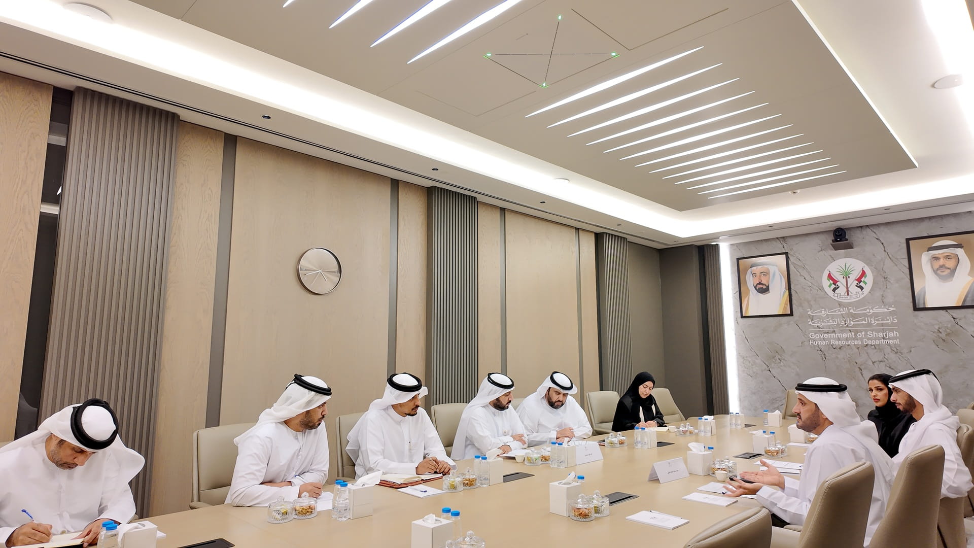 الموارد البشرية بالشارقة تبحث تعزيز الشراكة مع المطار  