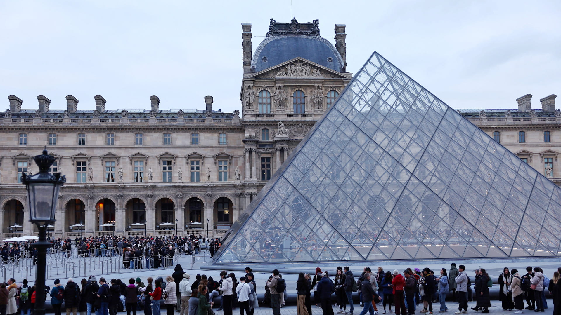 متحف اللوفر الفرنسي لا يزال مغلقاً وسط مواصلة الموظفين للإضراب