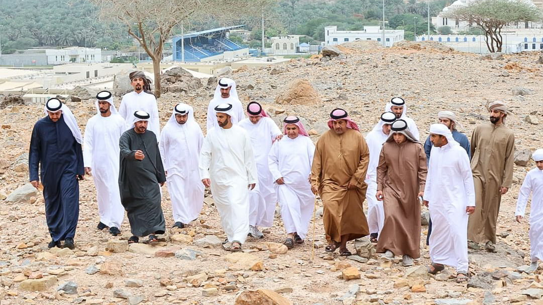 ولي عهد رأس الخيمة يتفقد احتياجات أهالي المناطق الشمالية بالإمارة