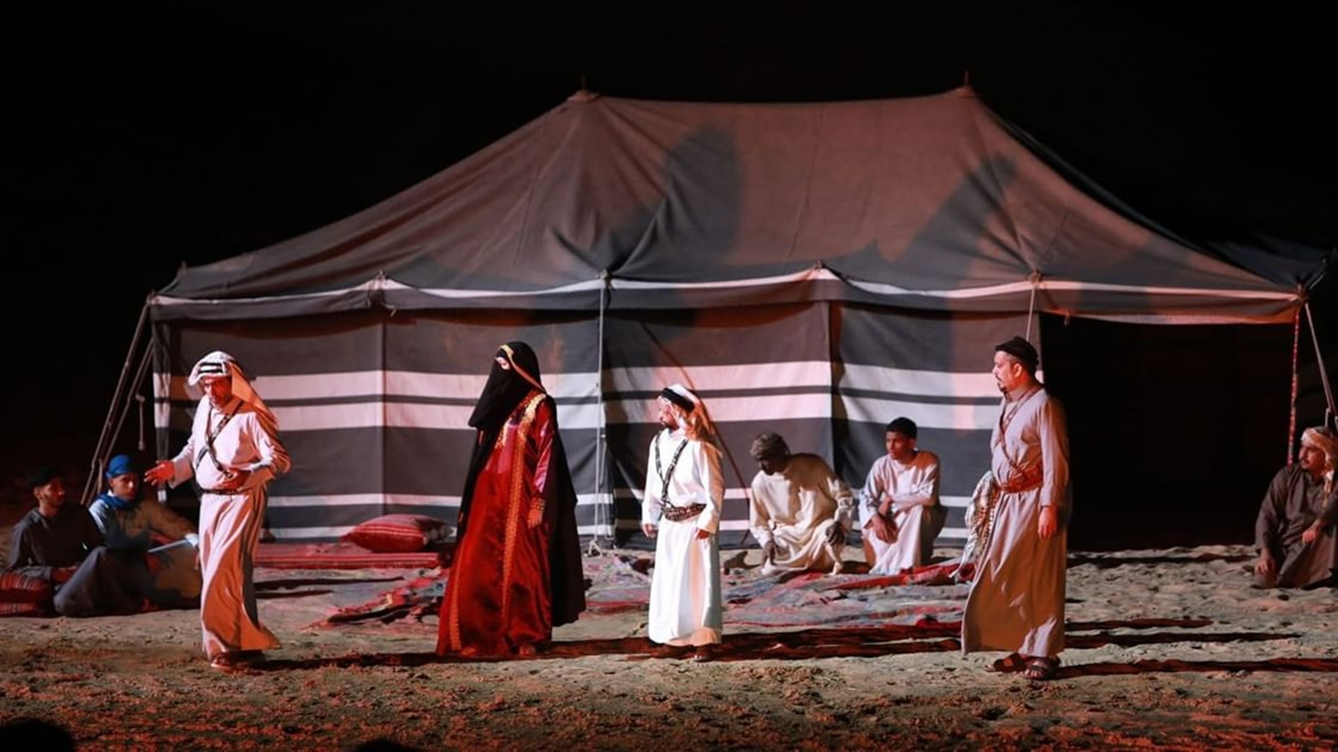 مهرجان الشارقة للمسرح الصحراوي الـ9 يقدم عرض "ليلى ومئة ليلة" 