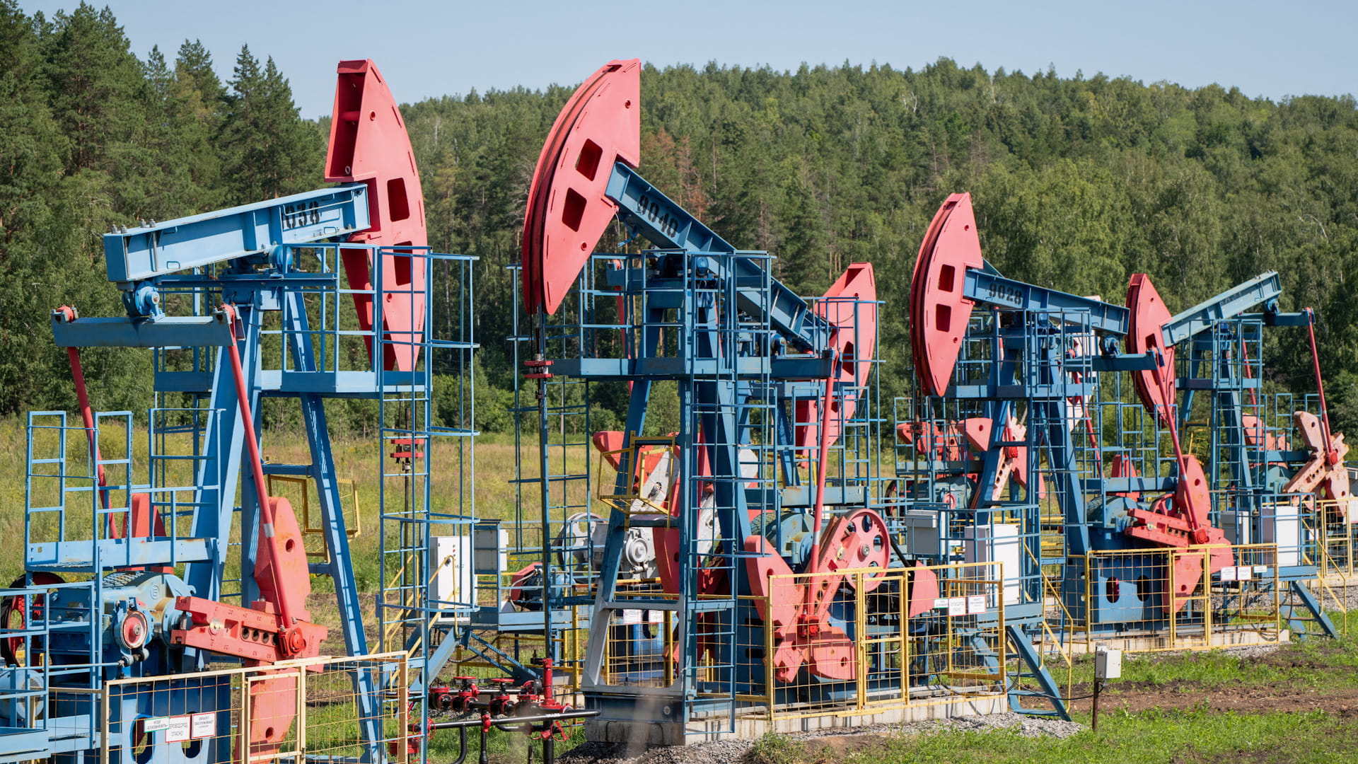 النفط يقفز 2% بعد إعلان ترامب الحصار على فنزويلا 