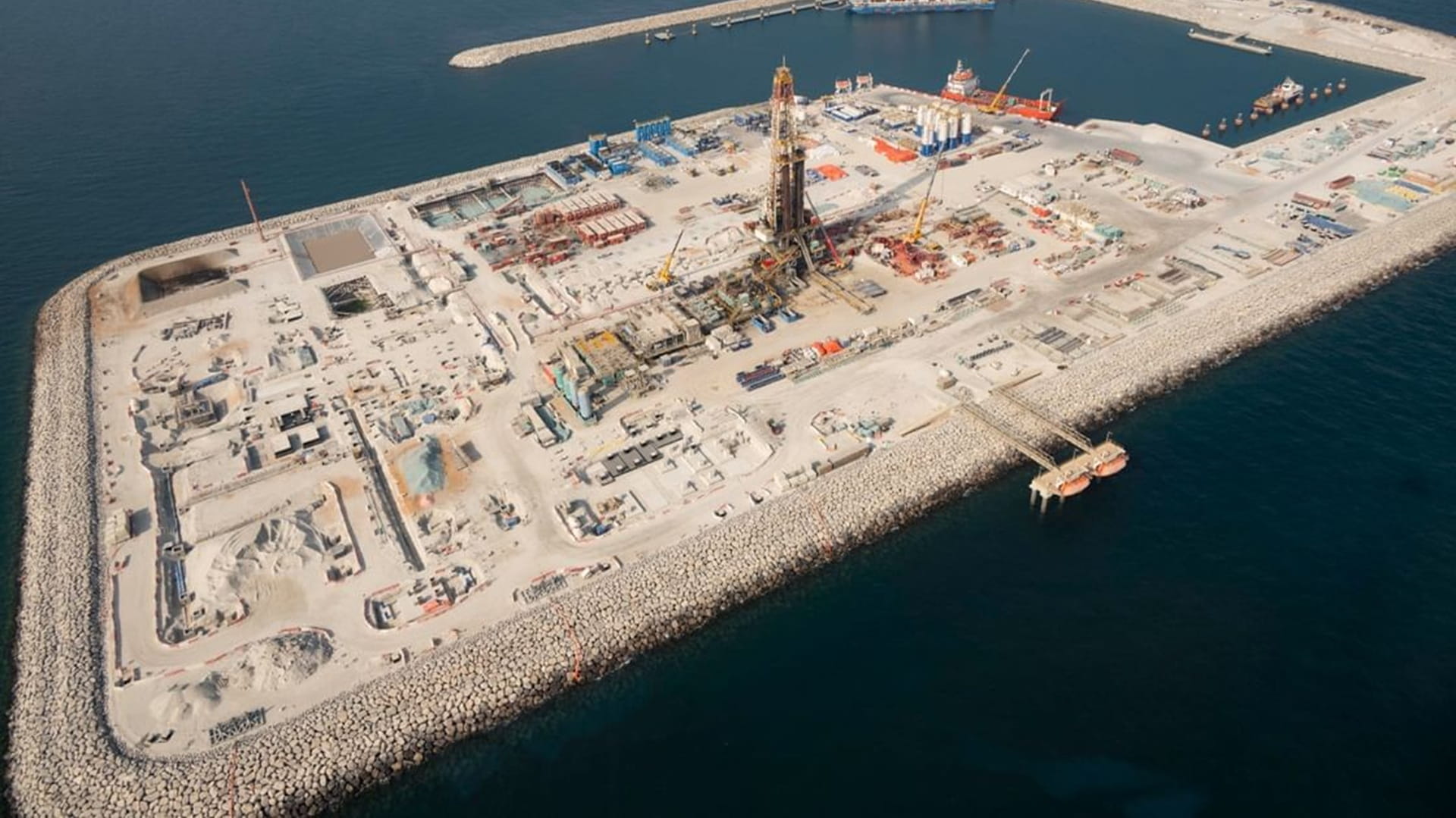 أدنوك تؤمن تمويلاً بـ40.4 مليار درهم لتطوير مشروعي غاز الحيل وغشا