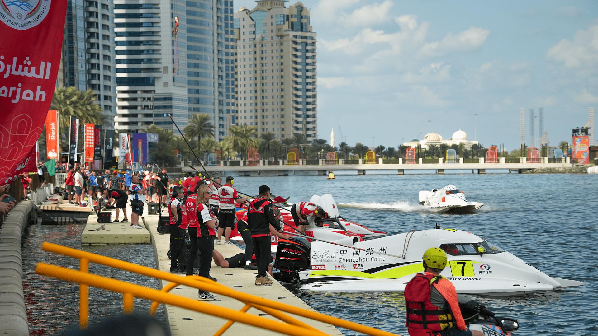 أبطال العالم في الفورمولا1 للزوارق السريعة يتنافسون على بحيرة خالد