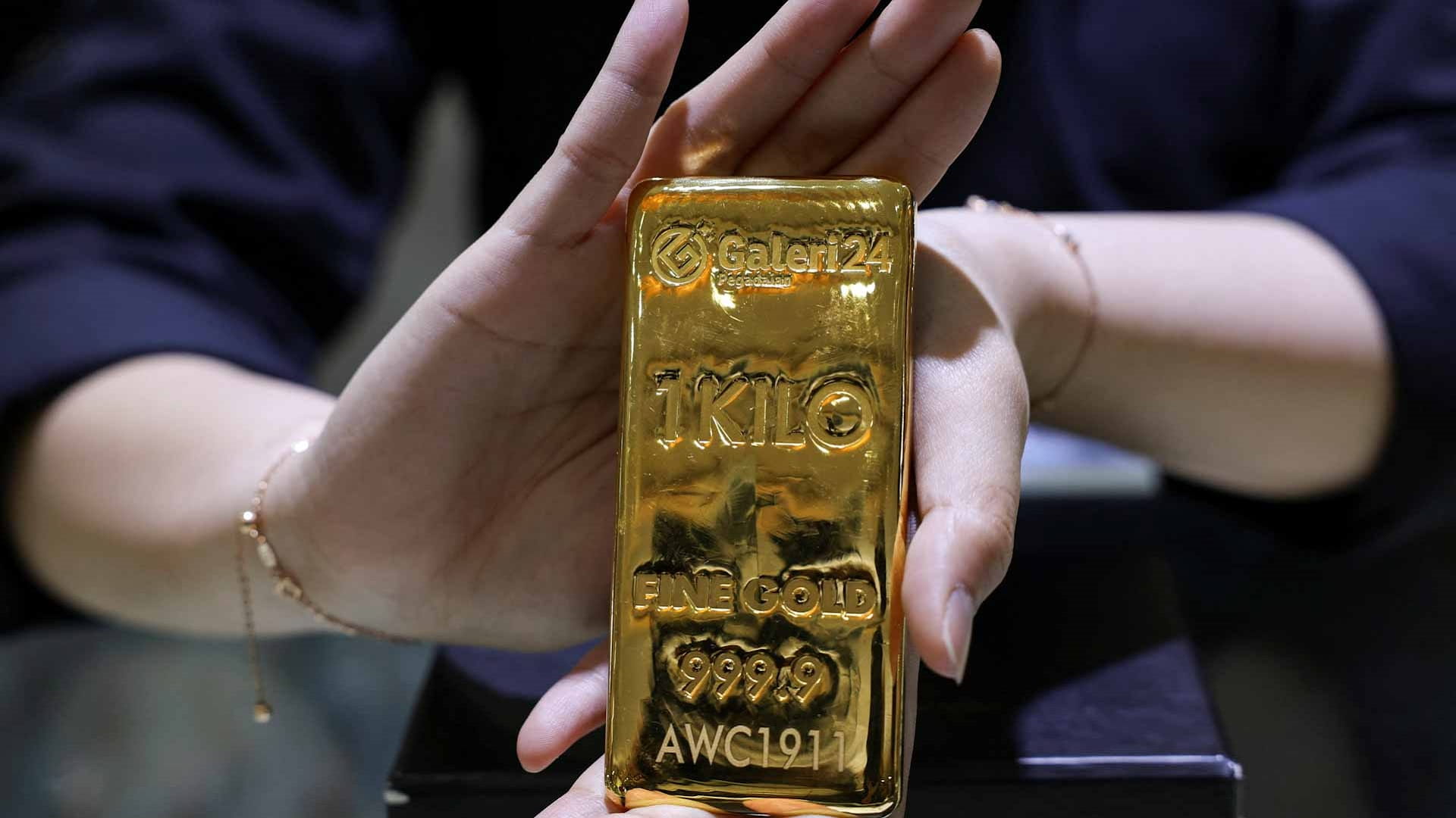 الذهب يرتفع قليلاً ويتجه لتحقيق مكسب أسبوعي 