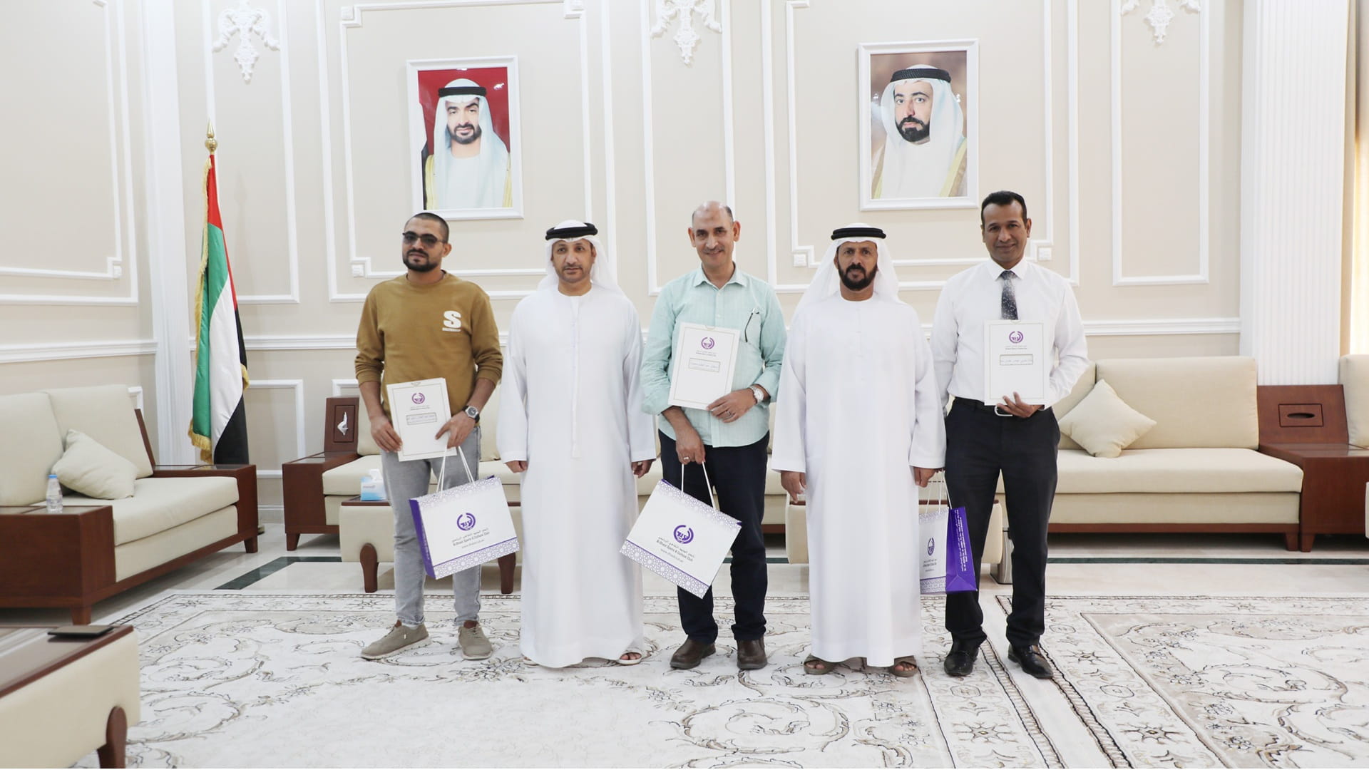 نادي الذيد يكرّم معلمي اللغة العربية احتفاءً باليوم العالمي للضاد 