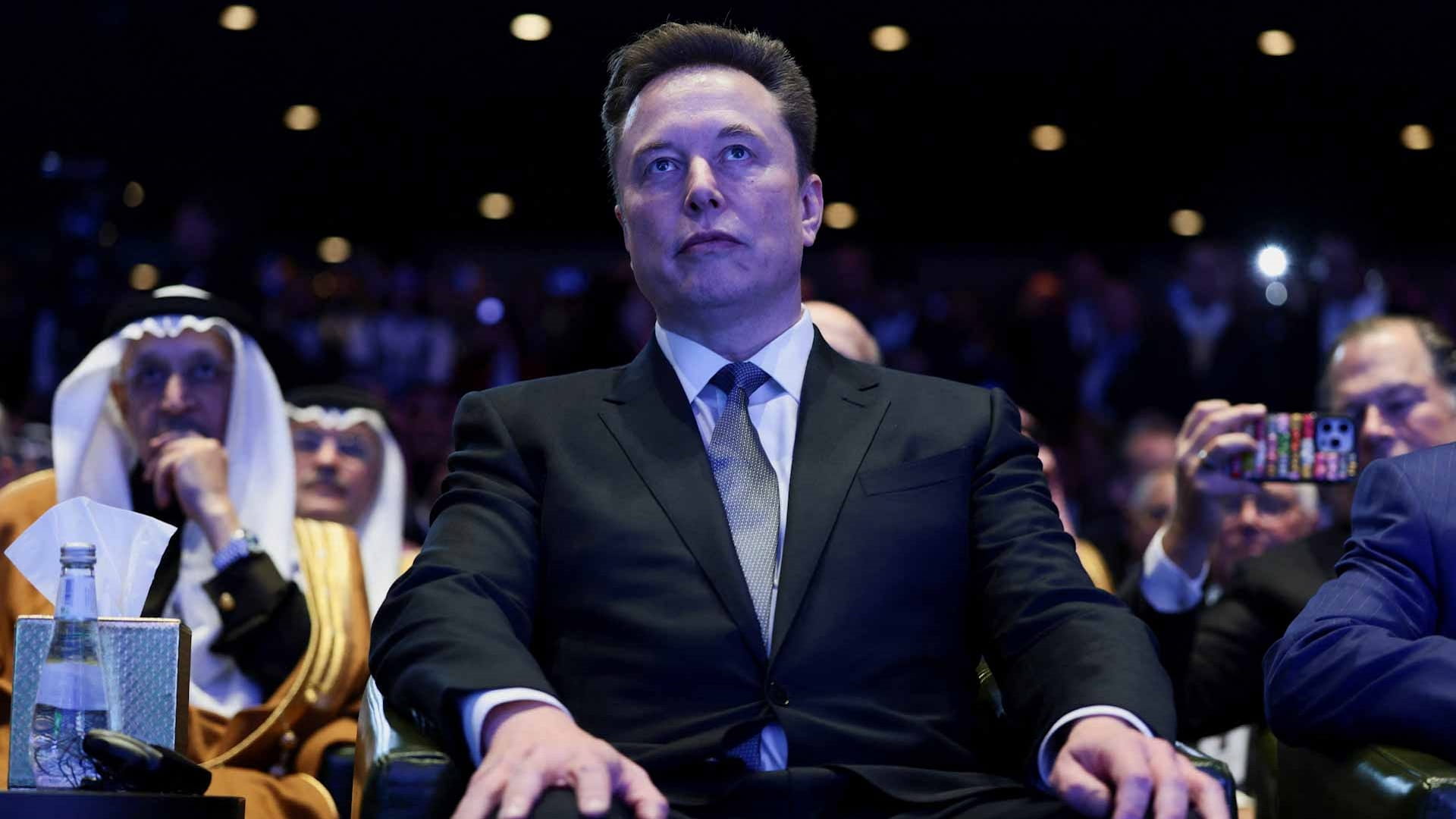 إيلون ماسك أول شخص تبلغ ثروته 700 مليار دولار 