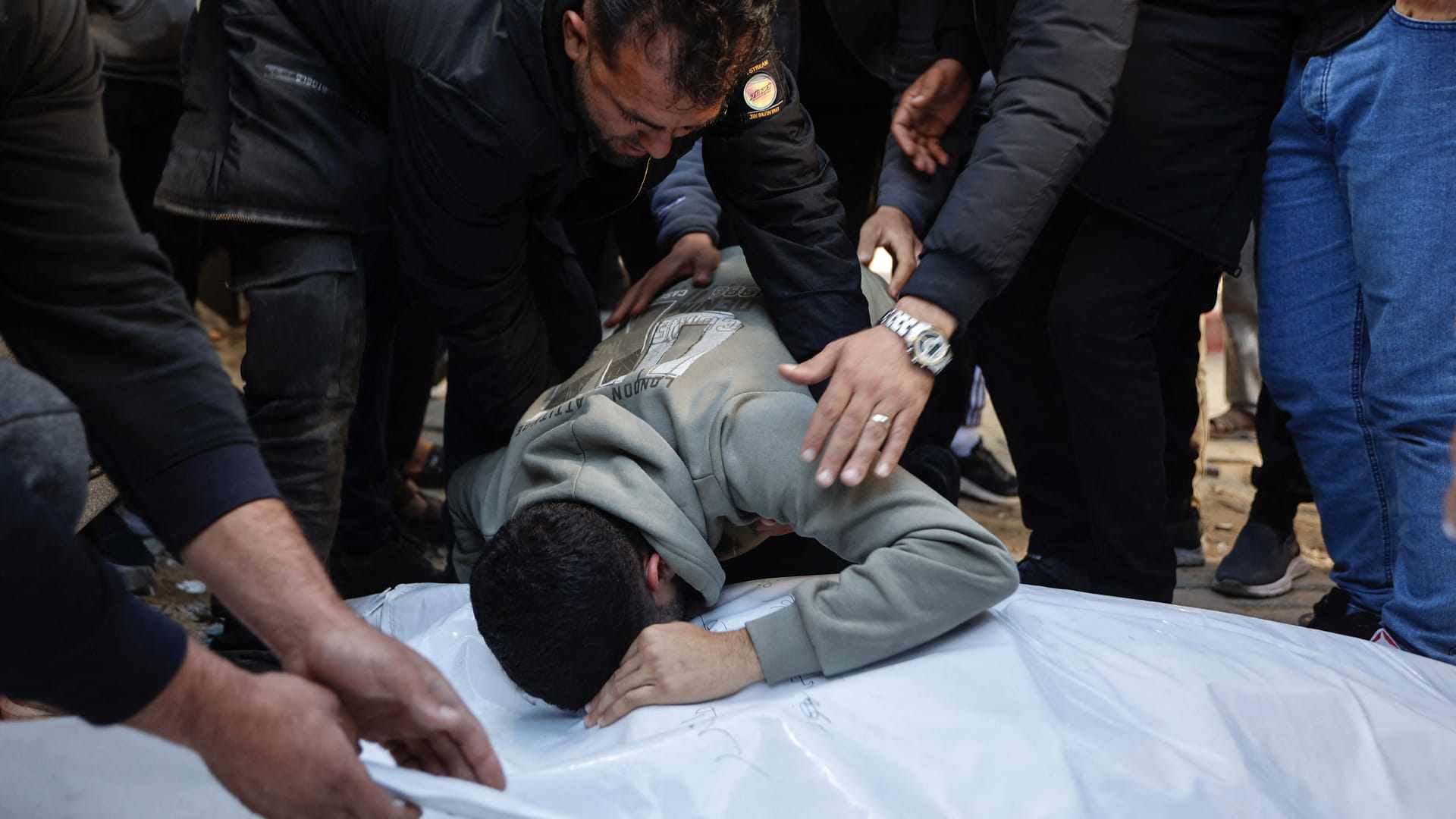 غزة تشيّع 6 أشخاص استشهدوا بقصف إسرائيلي على مدرسة للنازحين 