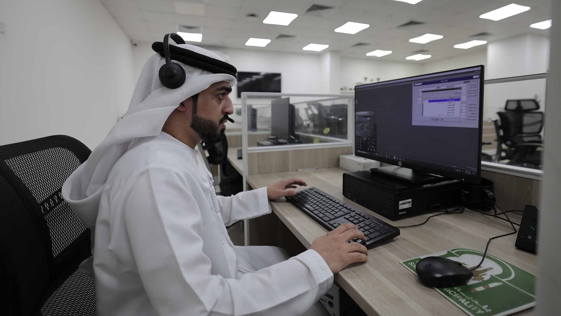 مركز اتصال بلدية الشارقة يستجيب لـ 522 بلاغاً حول تجمعات الأمطار 