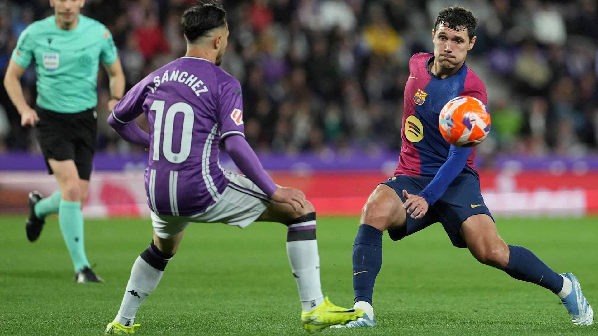 برشلونة يعلن غياب المدافع الدنماركي كريستنسن لأشهر 