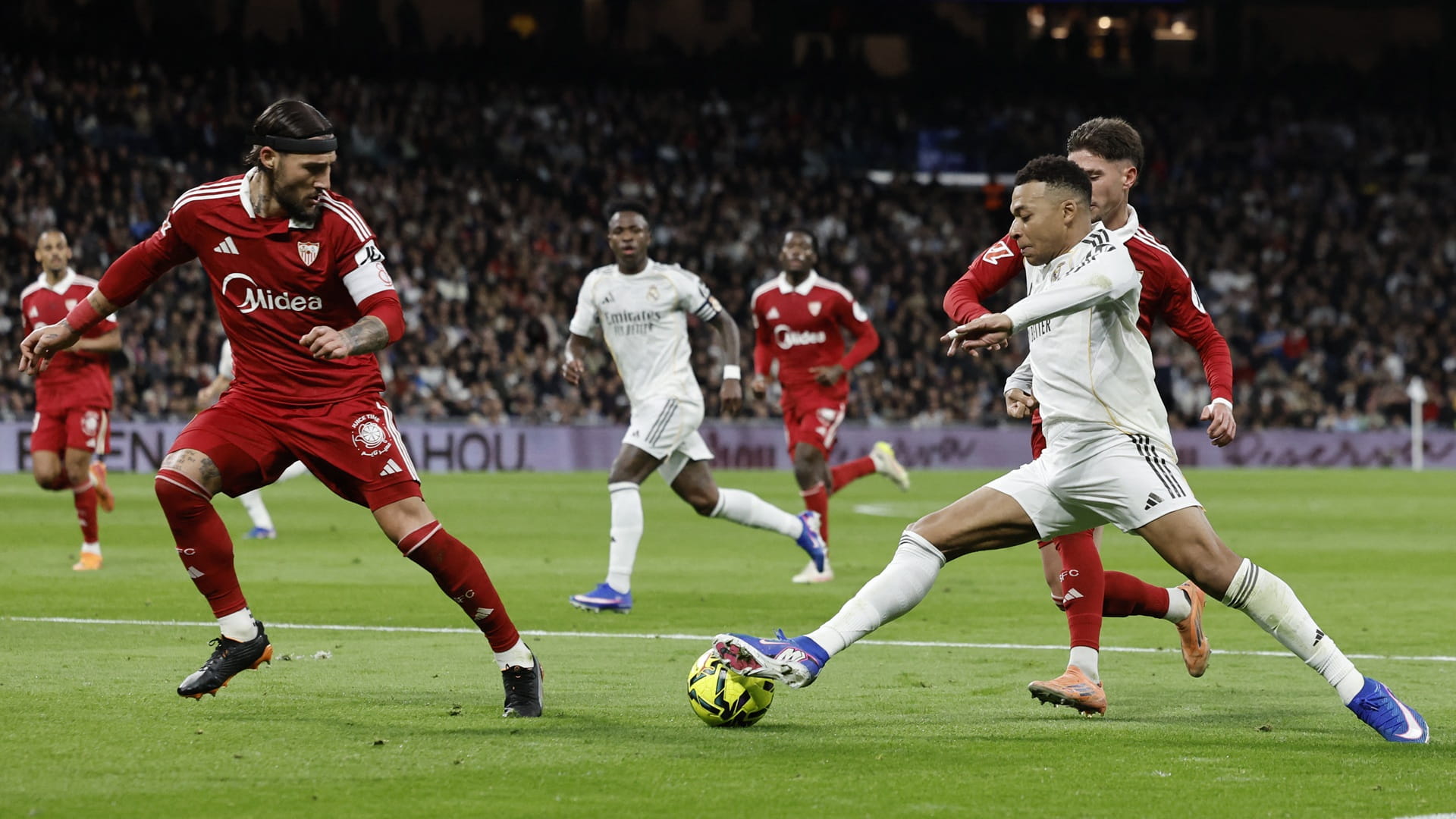 ريال مدريد يتخطى إشبيلية في الدوري الإسباني 