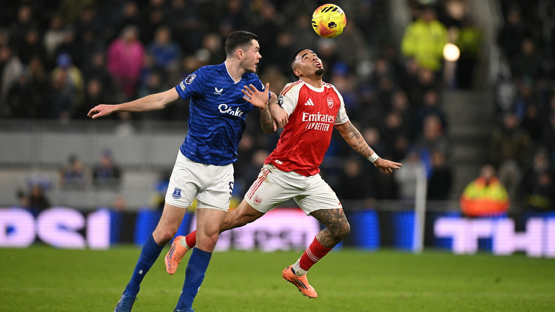 Arsenal holds Premier League lead with win over Everton 