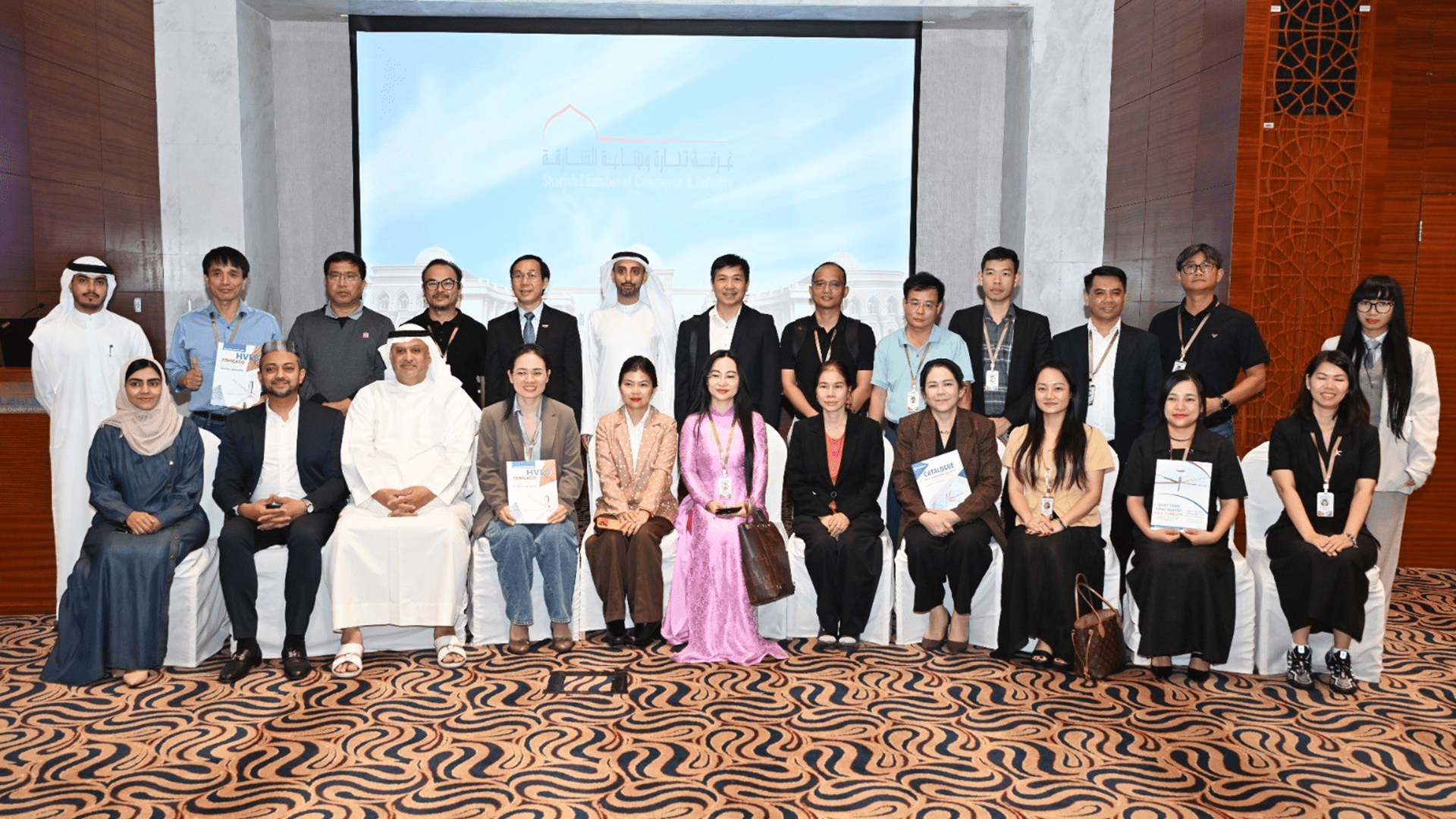 صورة بعنوان: "غرفة الشارقة" تبحث مع وفد فيتنامي تعزيز التعاون التجاري والصناعي 