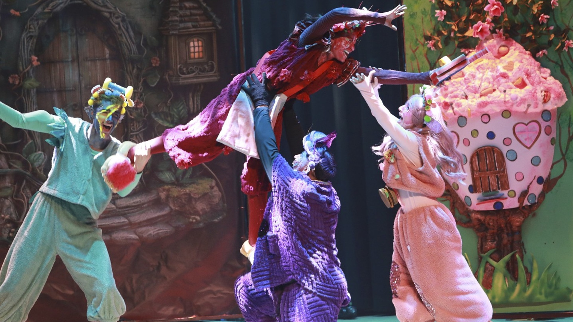 صورة بعنوان: فرقة مسرح رأس الخيمة الوطني تقدم عرض "قرية الابتكار" بقصر الثقافة 