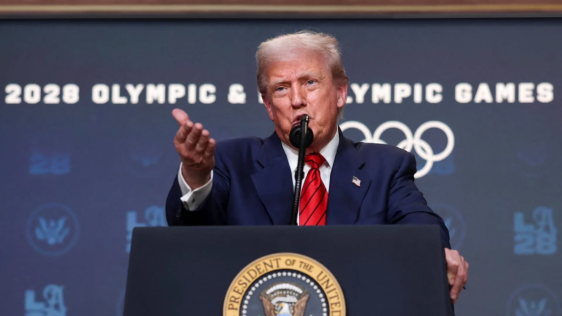 ترامب: سيكون من "الحكمة" أن يتنحى مادورو عن منصبه