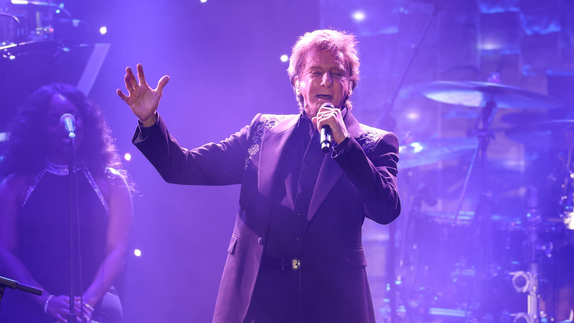 بكل شجاعة.. المغني الأميركي باري مانيلو يعلن إصابته بسرطان الرئة