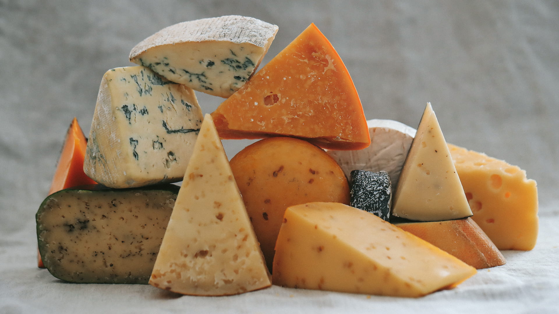 في دراسة جديدة.. تناول الأجبان كاملة الدسم يخفض خطر الإصابة بالخرف 