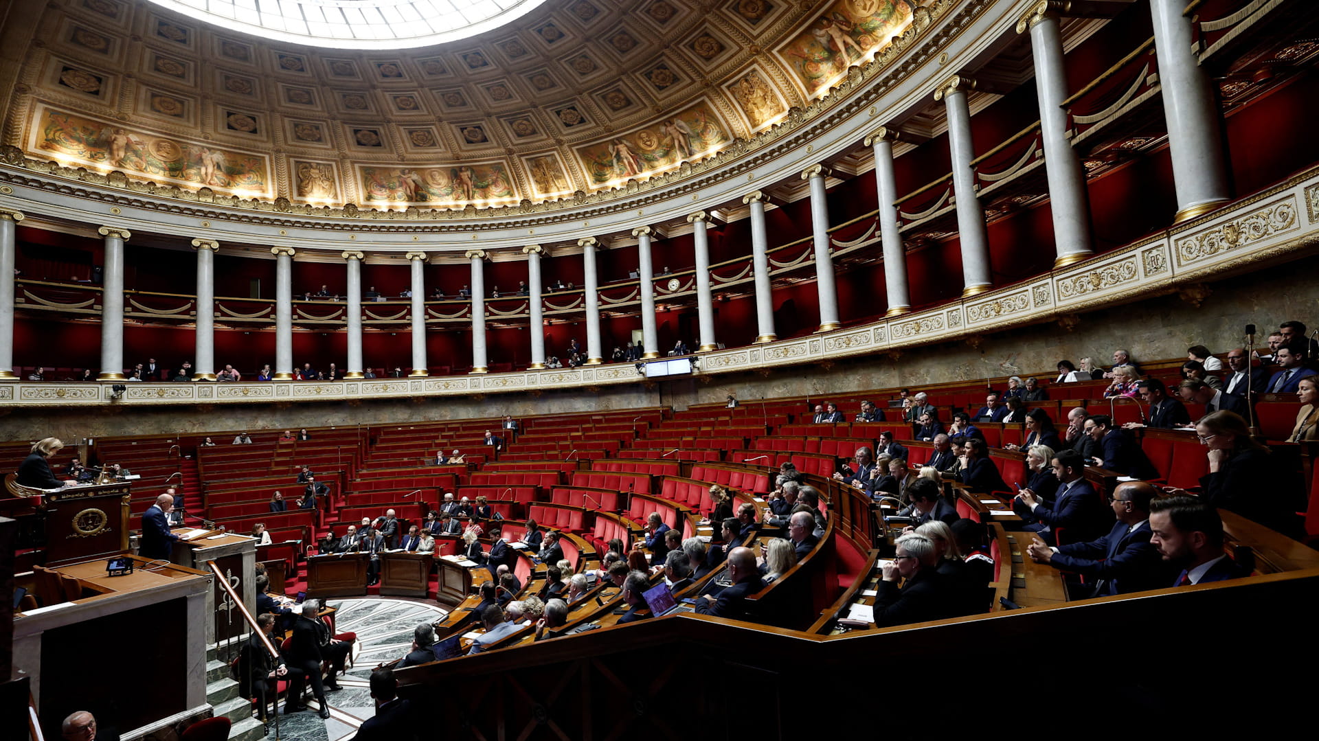 لتفادي الإغلاق.. البرلمان الفرنسي يقر تشريعاً طارئاً للميزانية 