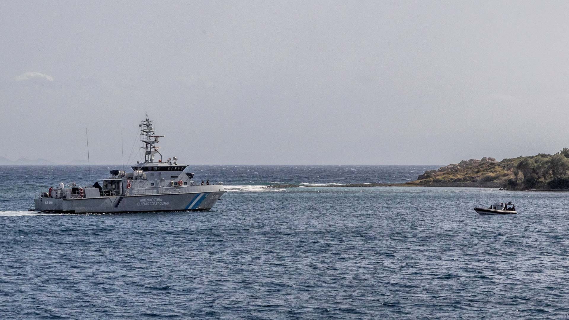 اليونان تنقذ 52 مهاجراً وتعلن فقدان طفل قبالة سواحلها 