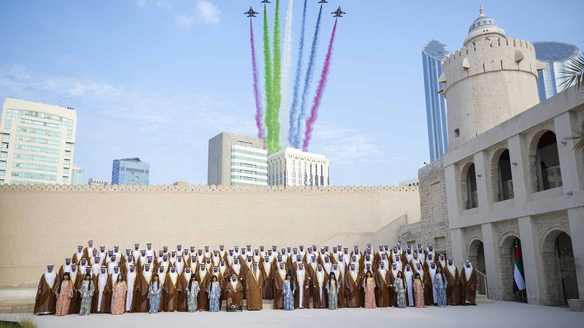 منصور بن زايد يشهد العرس الجماعي لأبناء أبوظبي بقصر الحصن