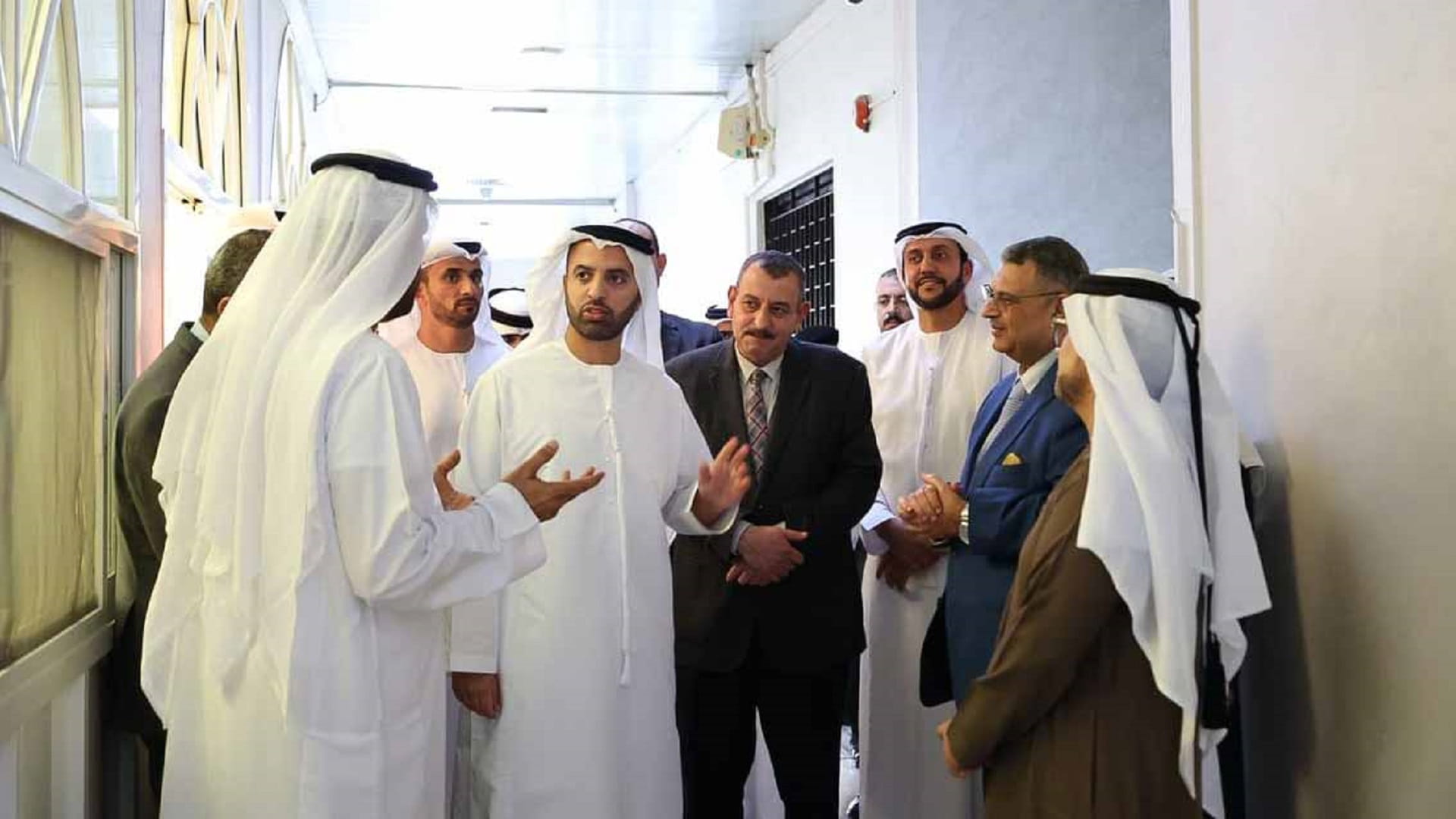 ولي عهد رأس الخيمة يتفقد سير العمل في دار القضاء 