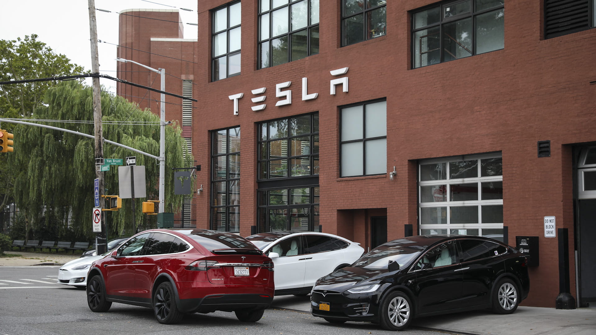 سيارات تيسلا تحت المجهر بسبب صعوبة فتح أبوابها بعد الحوادث