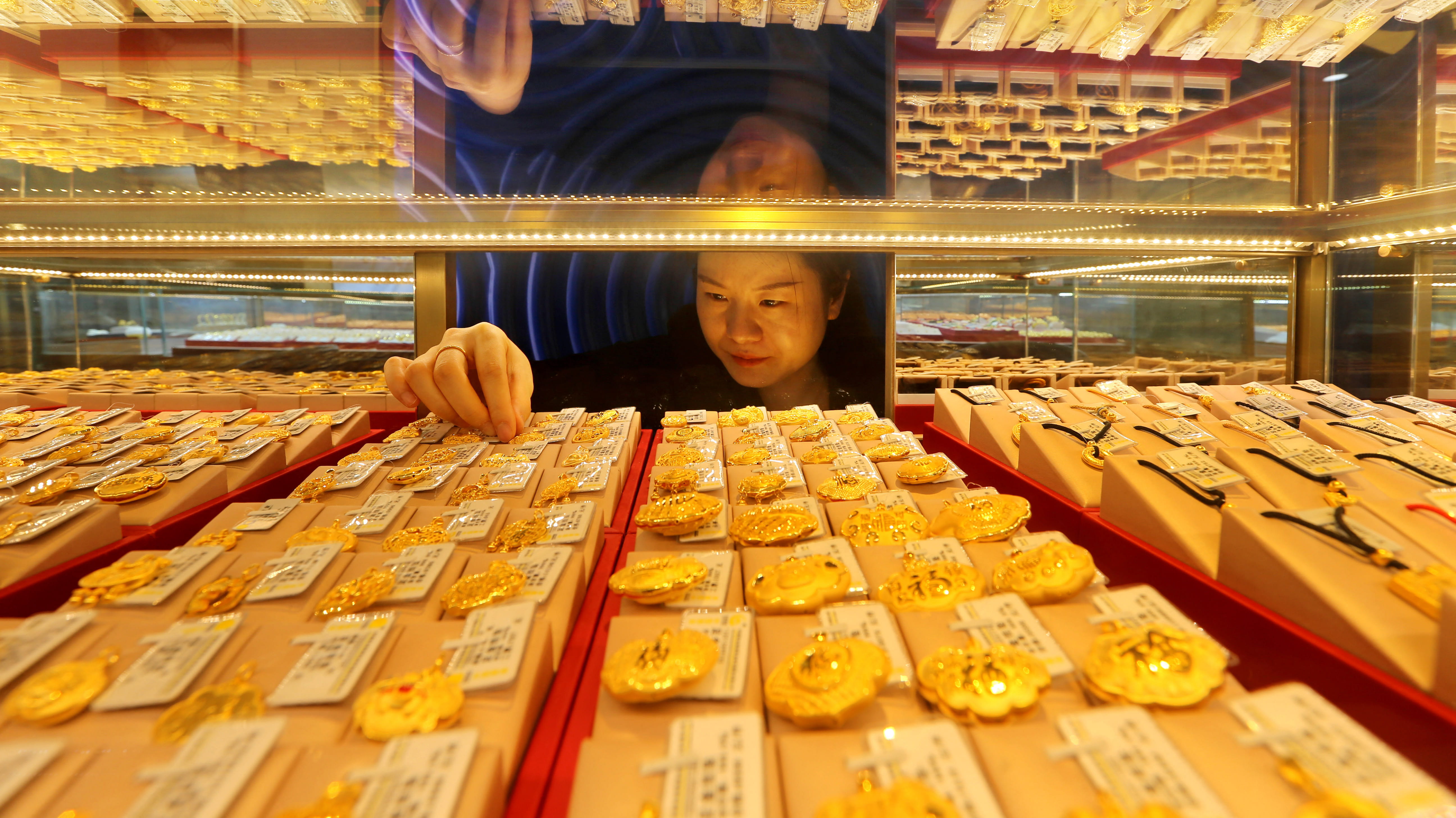 أسعار الذهب والفضة تقفز عند مستويات قياسية وسط توترات جيوسياسية 