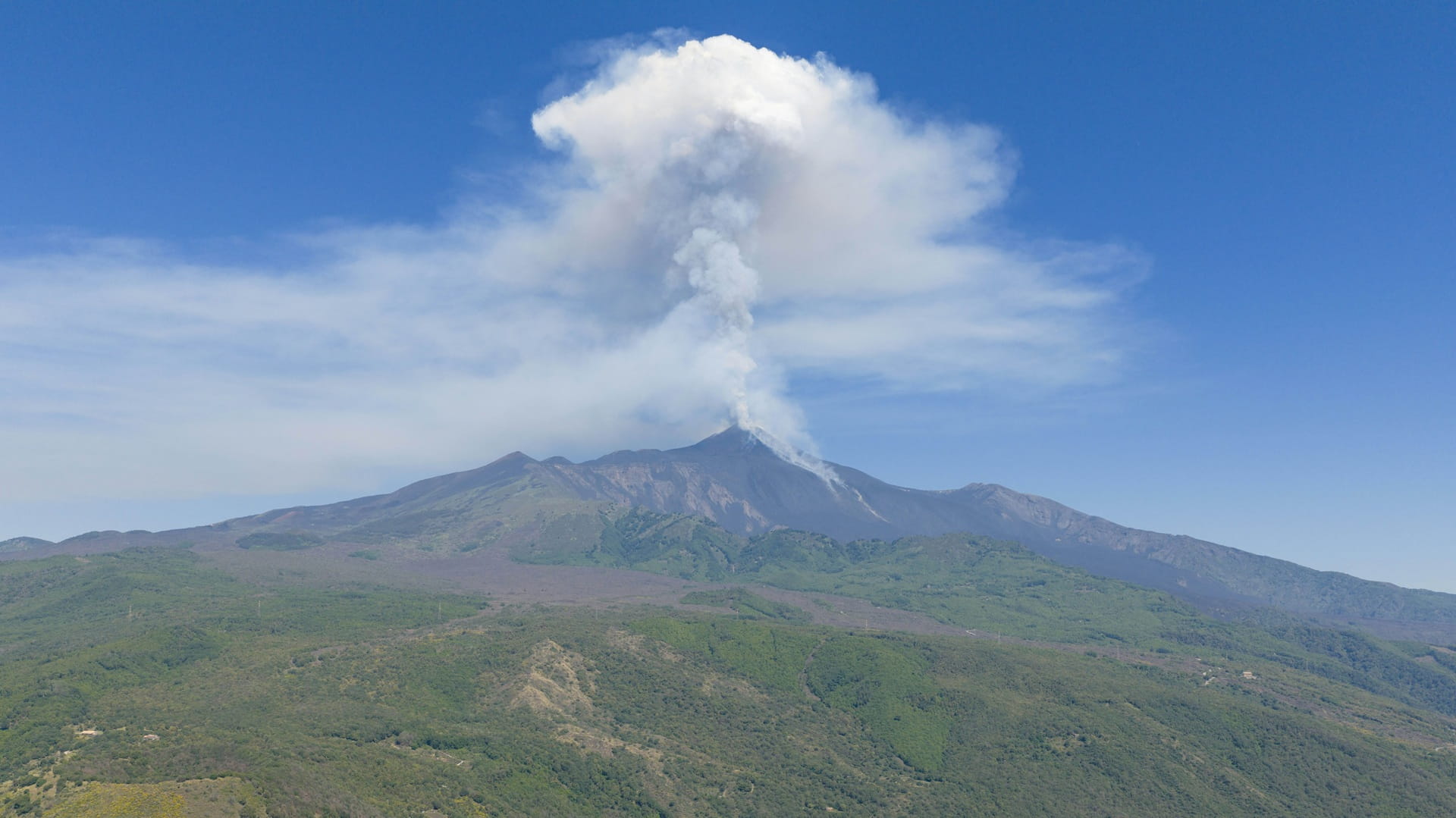جبل "إتنا" في صقلية يقذف رماداً خفيفاً ويشهد انفجارات متفرقة