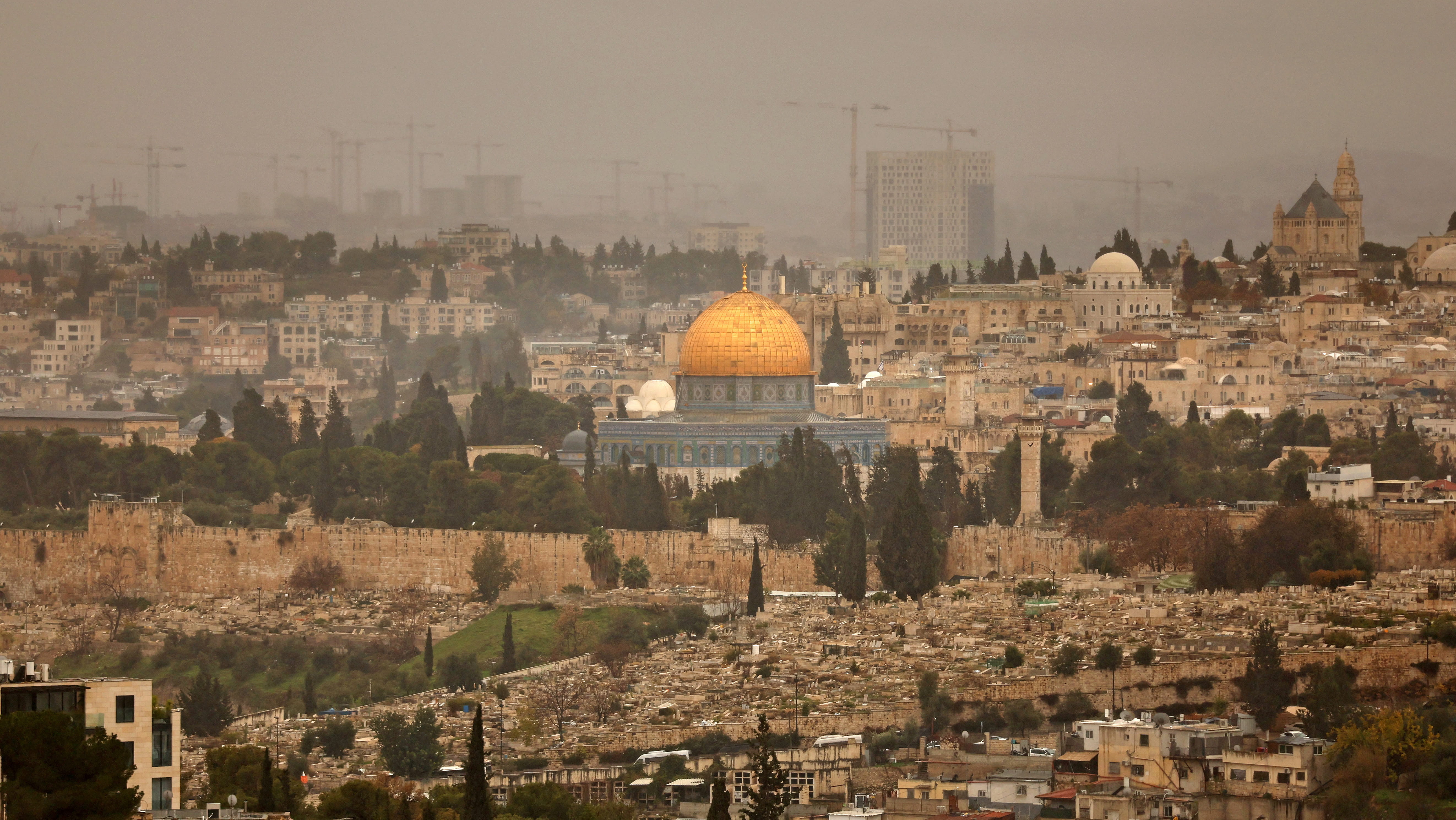 مئات المستوطنين يقتحمون باحات المسجد الأقصى المبارك 