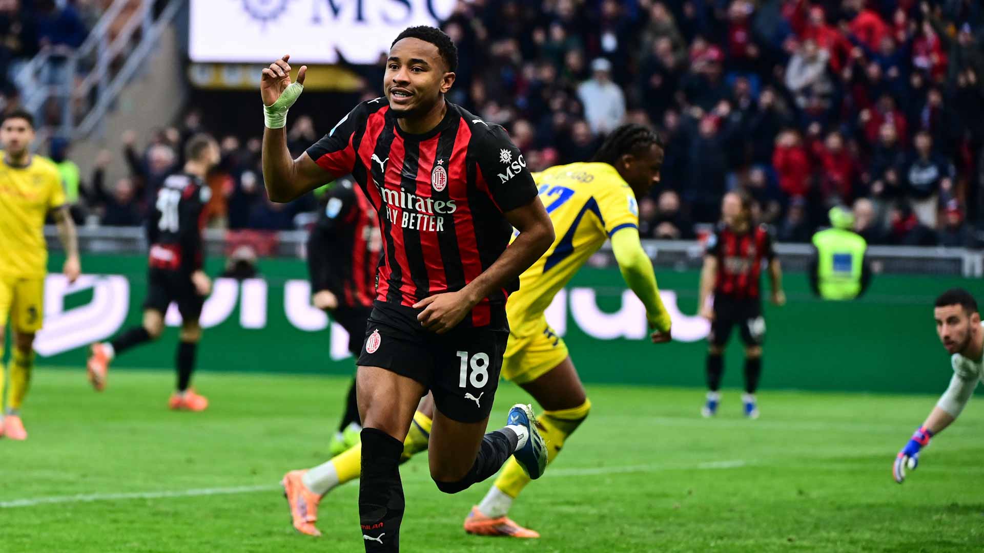 ميلان يخطف صدارة الدوري الإيطالي لكرة القدم  