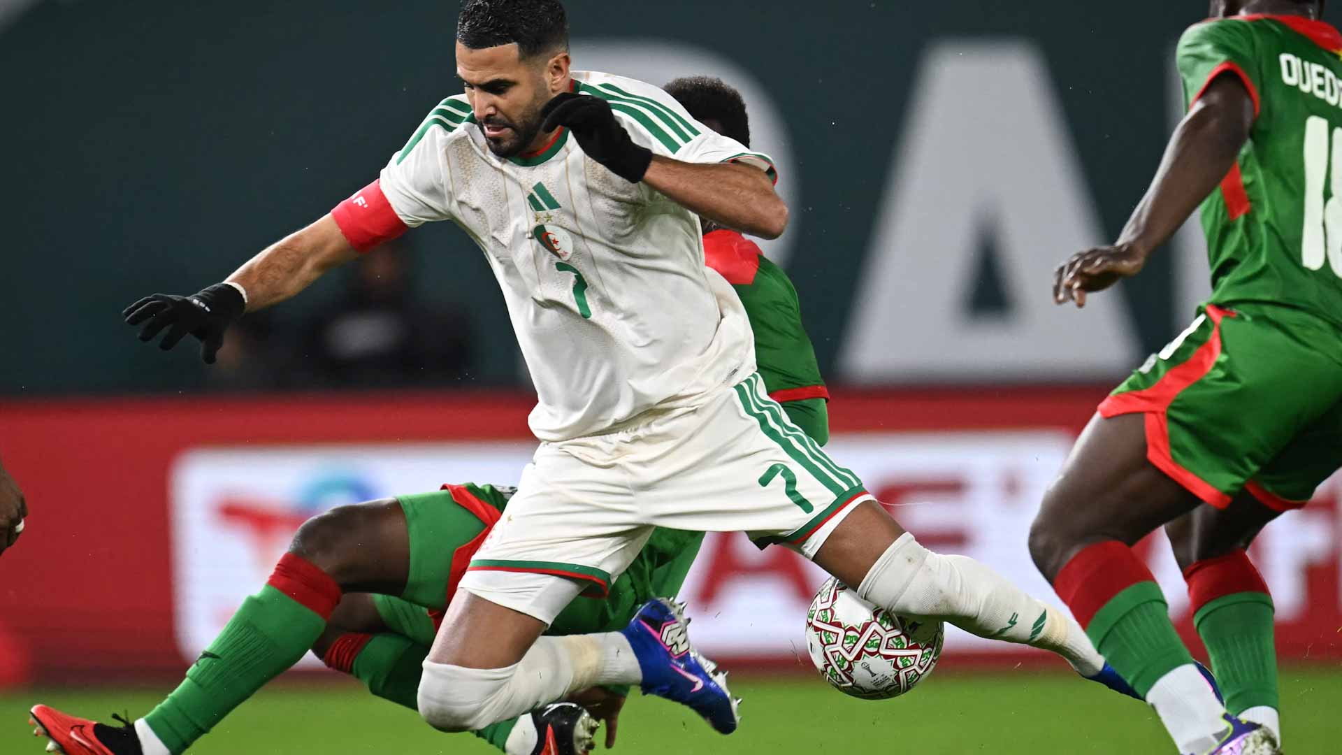 كأس الأمم الإفريقية.. الجزائر تلحق بمصر ونيجيريا إلى ثمن النهائي 