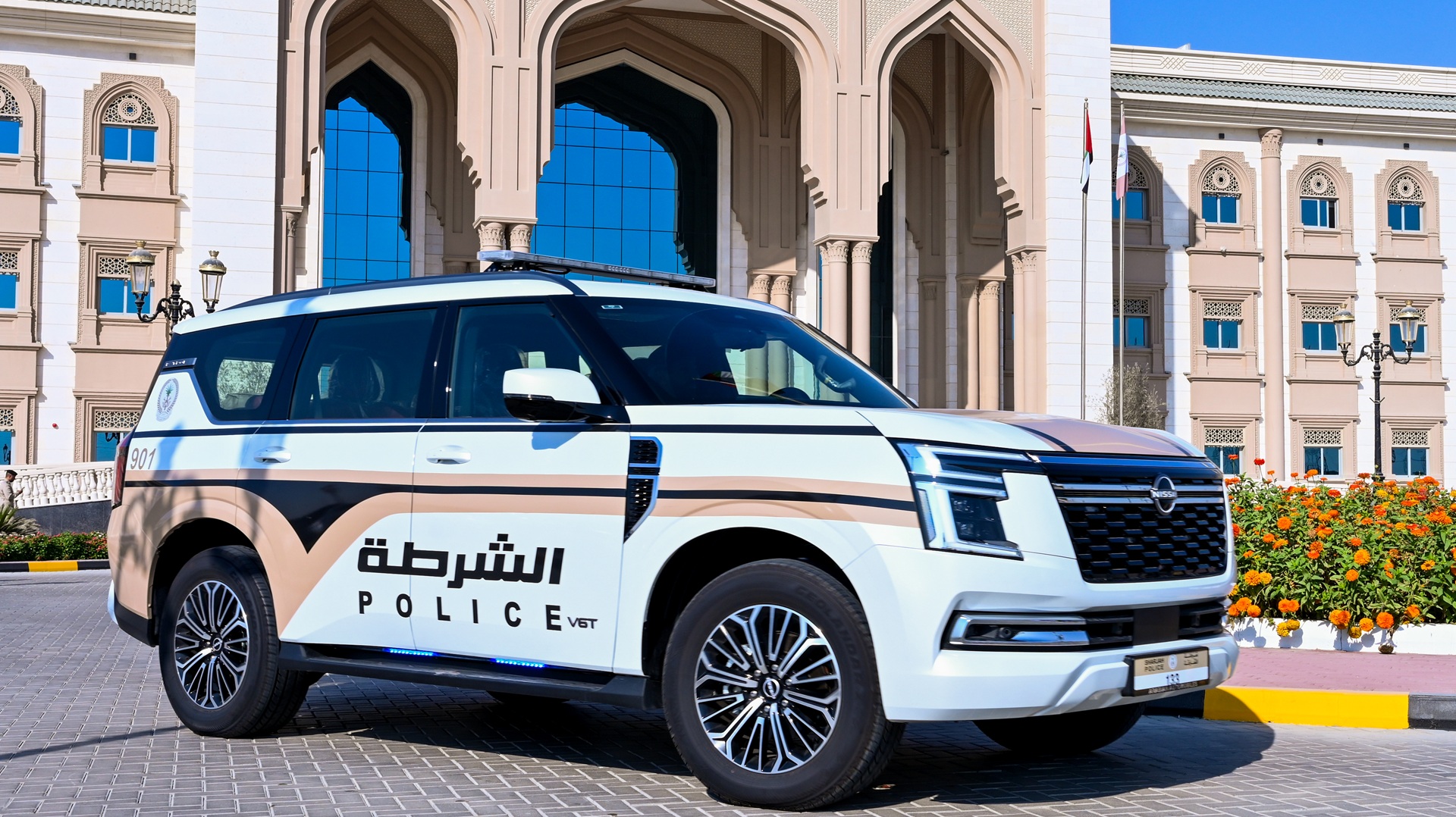 شرطة الشارقة تنقذ سائقاً تعطل مثبت السرعة في مركبته 